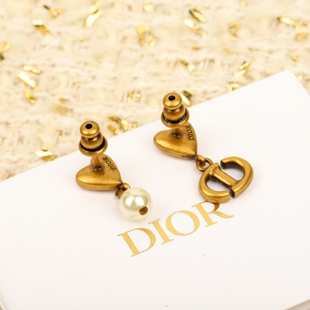 【我们出品】专柜🆕3300,❗️【D复古爱心吊cd珠耳钉】24最新款!时隔多年再次重现的复古金系列💥墙裂