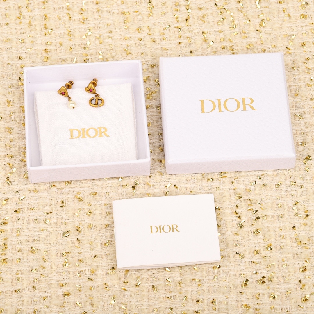 【我们出品】专柜🆕3300,❗️【D复古爱心吊cd珠耳钉】24最新款!时隔多年再次重现的复古金系列💥墙裂
