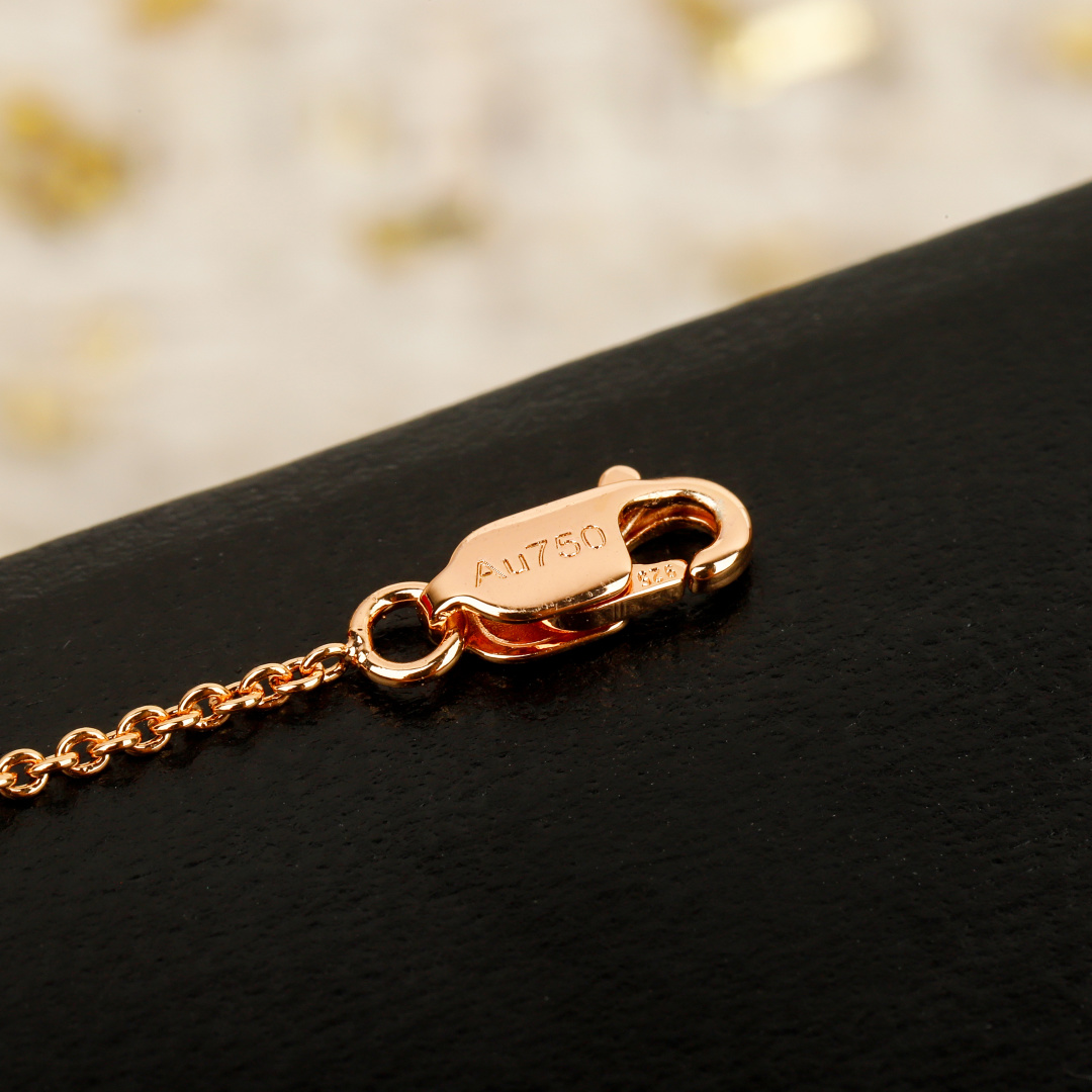 p220【我们出品】MINI葫芦项链,全新Wulu Mini Solitaires系列,可订做真金真钻版,量大咨询客Fu❗️
Qeelin最具代表性的Wulu系列,将葫芦蕴含的福禄美好寓意转化为摩登象徵,Dennis经过千万次推敲终取得最完美的比例。以极简线条平衡传统与摩登,融合先锋与和谐, 一举将Wulu打造成跨越了时间、文化和艺术的象征。
Wu系列绿葫芦代表着财富与平安,以玫瑰金镶嵌钻石设计而成,经典,高贵,优雅!妥妥的集美好寓意与美貌于一身。通体925纯银材质,厚金电镀,保色更持久