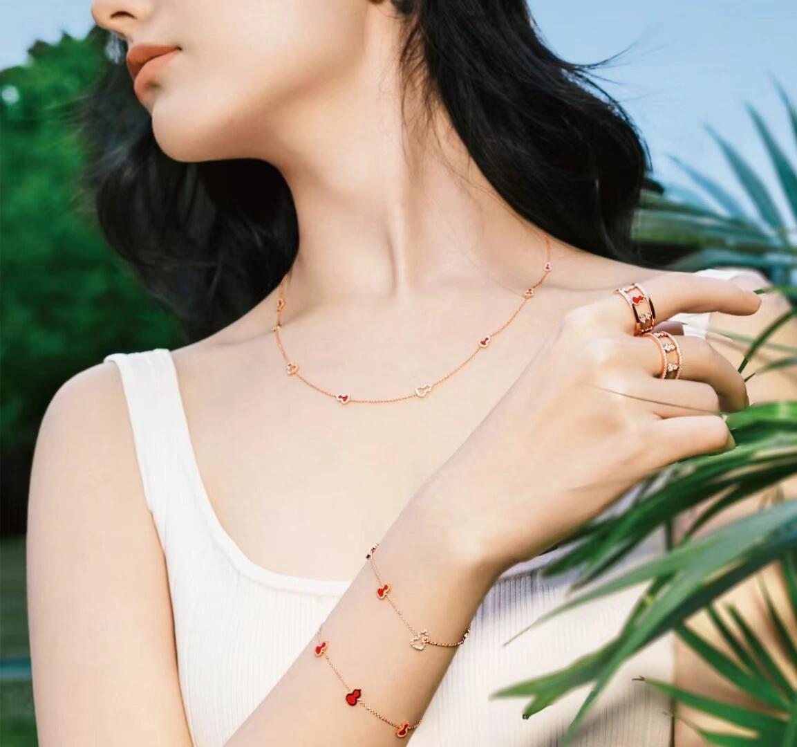p220【我们出品】MINI葫芦项链,全新Wulu Mini Solitaires系列,可订做真金真钻版,量大咨询客Fu❗️
Qeelin最具代表性的Wulu系列,将葫芦蕴含的福禄美好寓意转化为摩登象徵,Dennis经过千万次推敲终取得最完美的比例。以极简线条平衡传统与摩登,融合先锋与和谐, 一举将Wulu打造成跨越了时间、文化和艺术的象征。
Wu系列绿葫芦代表着财富与平安,以玫瑰金镶嵌钻石设计而成,经典,高贵,优雅!妥妥的集美好寓意与美貌于一身。通体925纯银材质,厚金电镀,保色更持久。