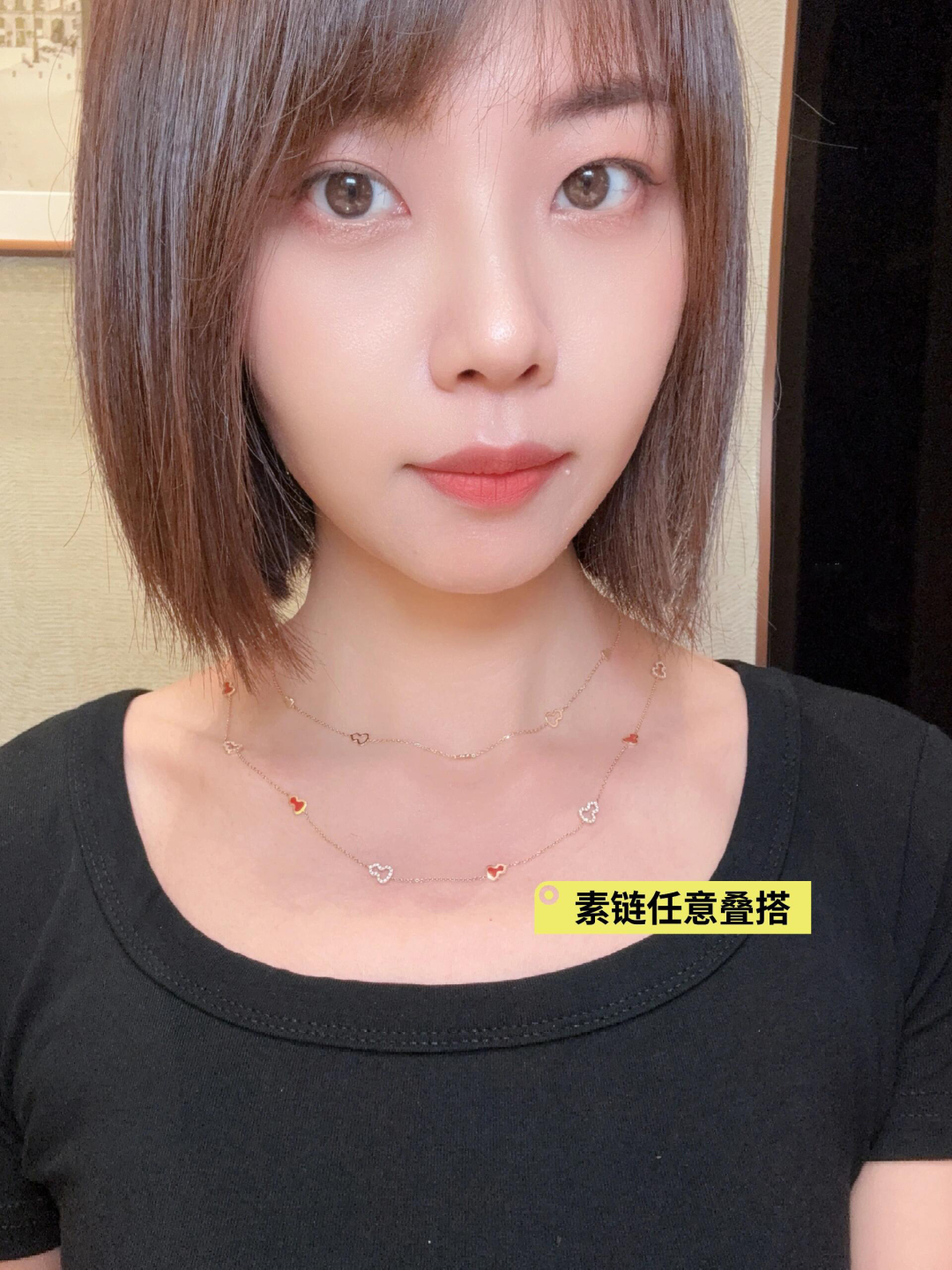 p220【我们出品】MINI葫芦项链,全新Wulu Mini Solitaires系列,可订做真金真钻版,量大咨询客Fu❗️
Qeelin最具代表性的Wulu系列,将葫芦蕴含的福禄美好寓意转化为摩登象徵,Dennis经过千万次推敲终取得最完美的比例。以极简线条平衡传统与摩登,融合先锋与和谐, 一举将Wulu打造成跨越了时间、文化和艺术的象征。
Wu系列绿葫芦代表着财富与平安,以玫瑰金镶嵌钻石设计而成,经典,高贵,优雅!妥妥的集美好寓意与美貌于一身。通体925纯银材质,厚金电镀,保色更持久。