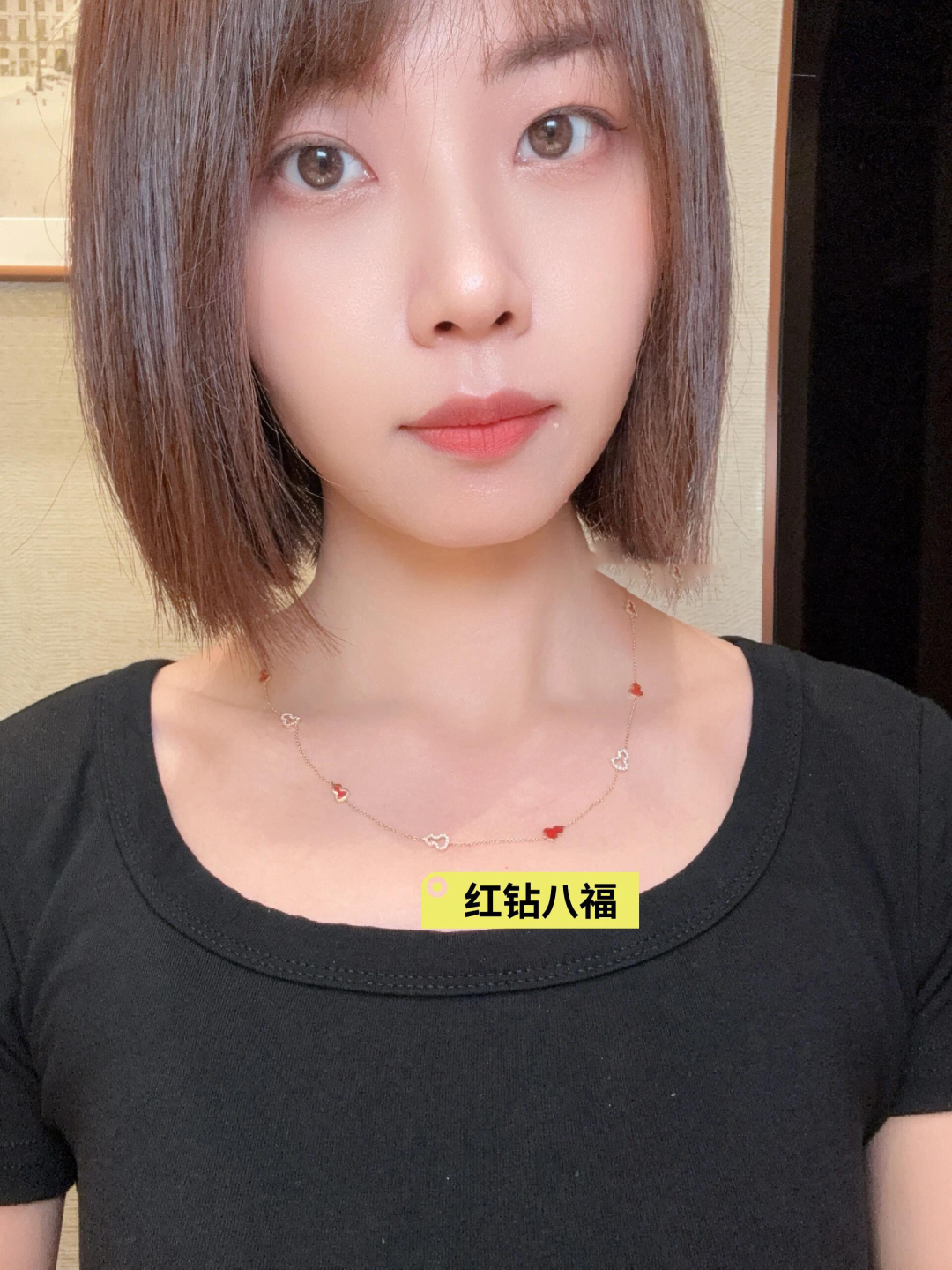 p220【我们出品】MINI葫芦项链,全新Wulu Mini Solitaires系列,可订做真金真钻版,量大咨询客Fu❗️
Qeelin最具代表性的Wulu系列,将葫芦蕴含的福禄美好寓意转化为摩登象徵,Dennis经过千万次推敲终取得最完美的比例。以极简线条平衡传统与摩登,融合先锋与和谐, 一举将Wulu打造成跨越了时间、文化和艺术的象征。
Wu系列绿葫芦代表着财富与平安,以玫瑰金镶嵌钻石设计而成,经典,高贵,优雅!妥妥的集美好寓意与美貌于一身。通体925纯银材质,厚金电镀,保色更持久。