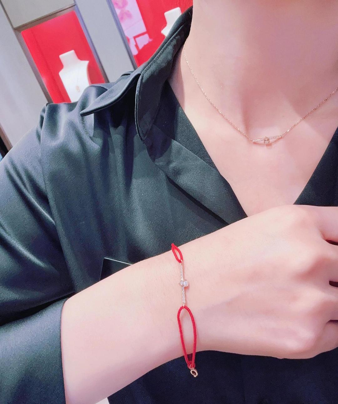 p135【我们出品】MINI葫芦满钻红绳手链,全新Wulu Mini Solitaires系列,可订做真金真钻版,量大咨询客Fu
Qeeli@麒麟葫芦珠宝采用 中国元素与现代设计融合,经典葫芦造型镶嵌圆形钻石,钩勒幸运,刻画圆满,映照璀璨期许。通体925纯银材质,厚金电镀,保色更持久。