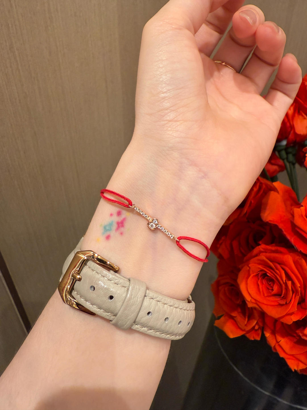 p135【我们出品】MINI葫芦满钻红绳手链,全新Wulu Mini Solitaires系列,可订做真金真钻版,量大咨询客Fu
Qeeli@麒麟葫芦珠宝采用 中国元素与现代设计融合,经典葫芦造型镶嵌圆形钻石,钩勒幸运,刻画圆满,映照璀璨期许。通体925纯银材质,厚金电镀,保色更持久。
