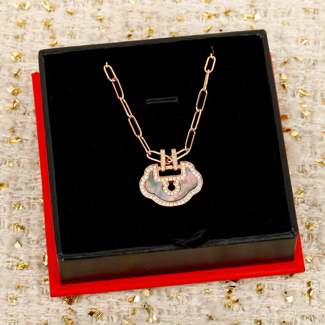 p300【我们出品】大号如意锁项链,可订做真金真钻,只做对版ZP真金货,Pk市面各种金货❗️量大咨询客Fu
Petite Yu Yi系列特别款珠宝,以“一生一世锁住你”的情感内涵,向挚爱倾诉深情诺言。手链与项链摇曳于,耳钉于耳畔灵动绽放,耀目钻石璨现其中,明眸展笑时,已将爱意“锁”在心间。结合传统与时尚的产物,圆润立体的如意造型,加上一抹中国红,美的不可方物!超级推荐!市场货没见到有做的好的,在于这个如意造型的版型不好拿捏,整身的弧度都需要比对,稍有偏颇就不对味。通体采用925银,厚金电镀,保色程度更久。
大号