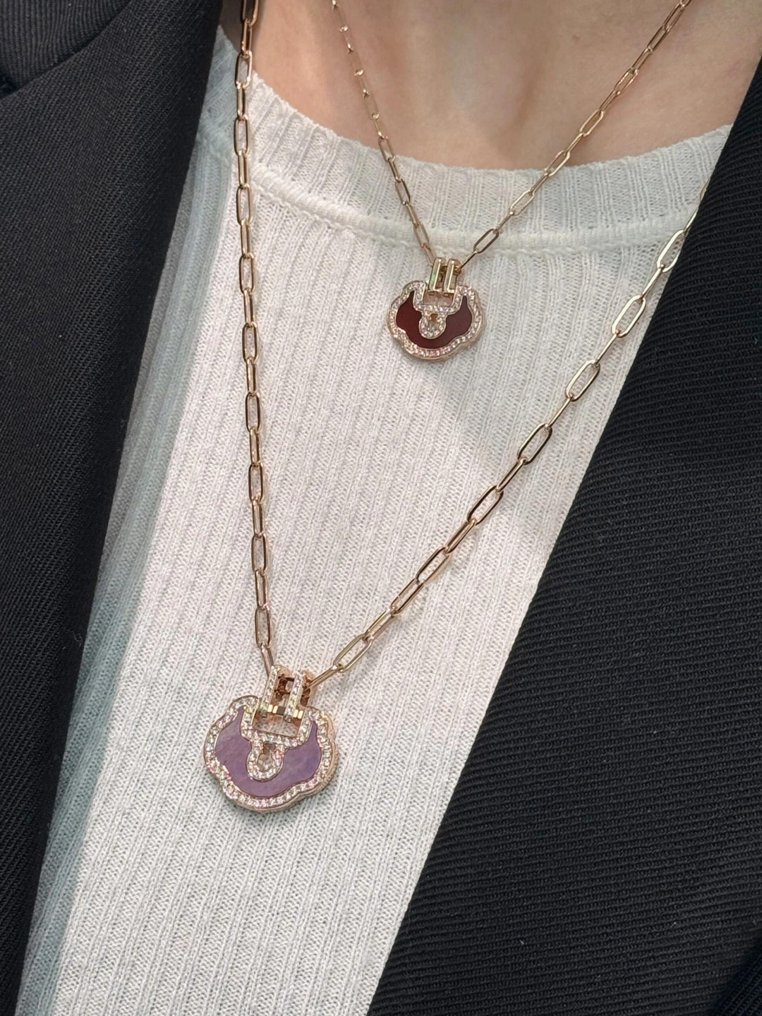 p300【我们出品】大号如意锁项链,可订做真金真钻,只做对版ZP真金货,Pk市面各种金货❗️量大咨询客Fu
Petite Yu Yi系列特别款珠宝,以“一生一世锁住你”的情感内涵,向挚爱倾诉深情诺言。手链与项链摇曳于,耳钉于耳畔灵动绽放,耀目钻石璨现其中,明眸展笑时,已将爱意“锁”在心间。结合传统与时尚的产物,圆润立体的如意造型,加上一抹中国红,美的不可方物!超级推荐!市场货没见到有做的好的,在于这个如意造型的版型不好拿捏,整身的弧度都需要比对,稍有偏颇就不对味。通体采用925银,厚金电镀,保色程度更久。
大号