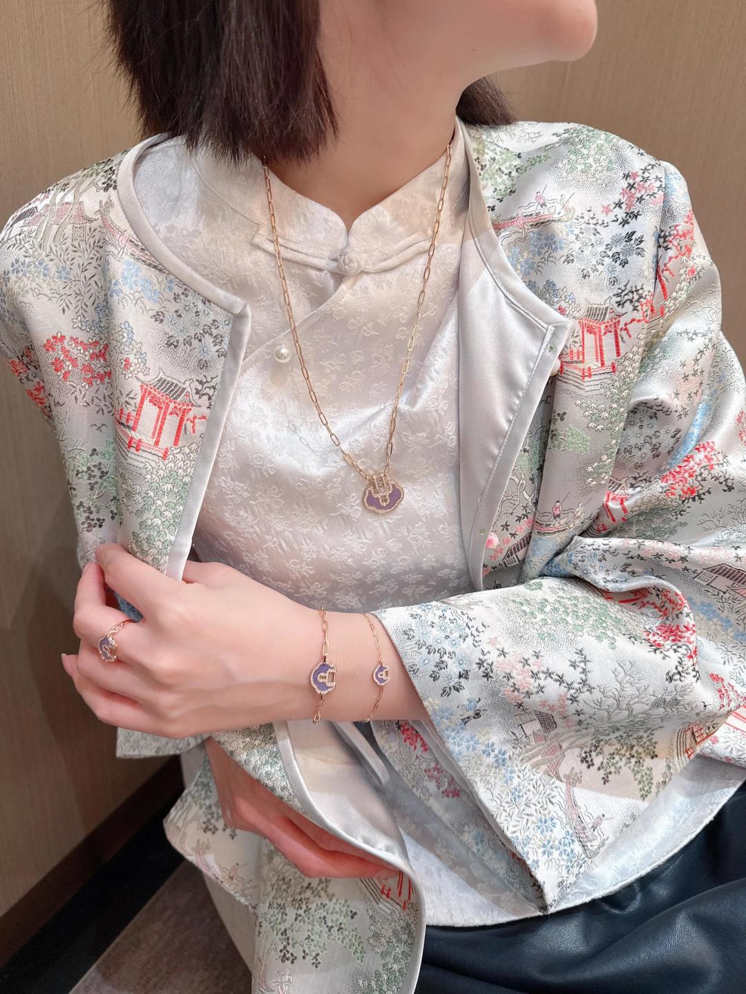 p300【我们出品】大号如意锁项链,可订做真金真钻,只做对版ZP真金货,Pk市面各种金货❗️量大咨询客Fu
Petite Yu Yi系列特别款珠宝,以“一生一世锁住你”的情感内涵,向挚爱倾诉深情诺言。手链与项链摇曳于,耳钉于耳畔灵动绽放,耀目钻石璨现其中,明眸展笑时,已将爱意“锁”在心间。结合传统与时尚的产物,圆润立体的如意造型,加上一抹中国红,美的不可方物!超级推荐!市场货没见到有做的好的,在于这个如意造型的版型不好拿捏,整身的弧度都需要比对,稍有偏颇就不对味。通体采用925银,厚金电镀,保色程度更久。
大号