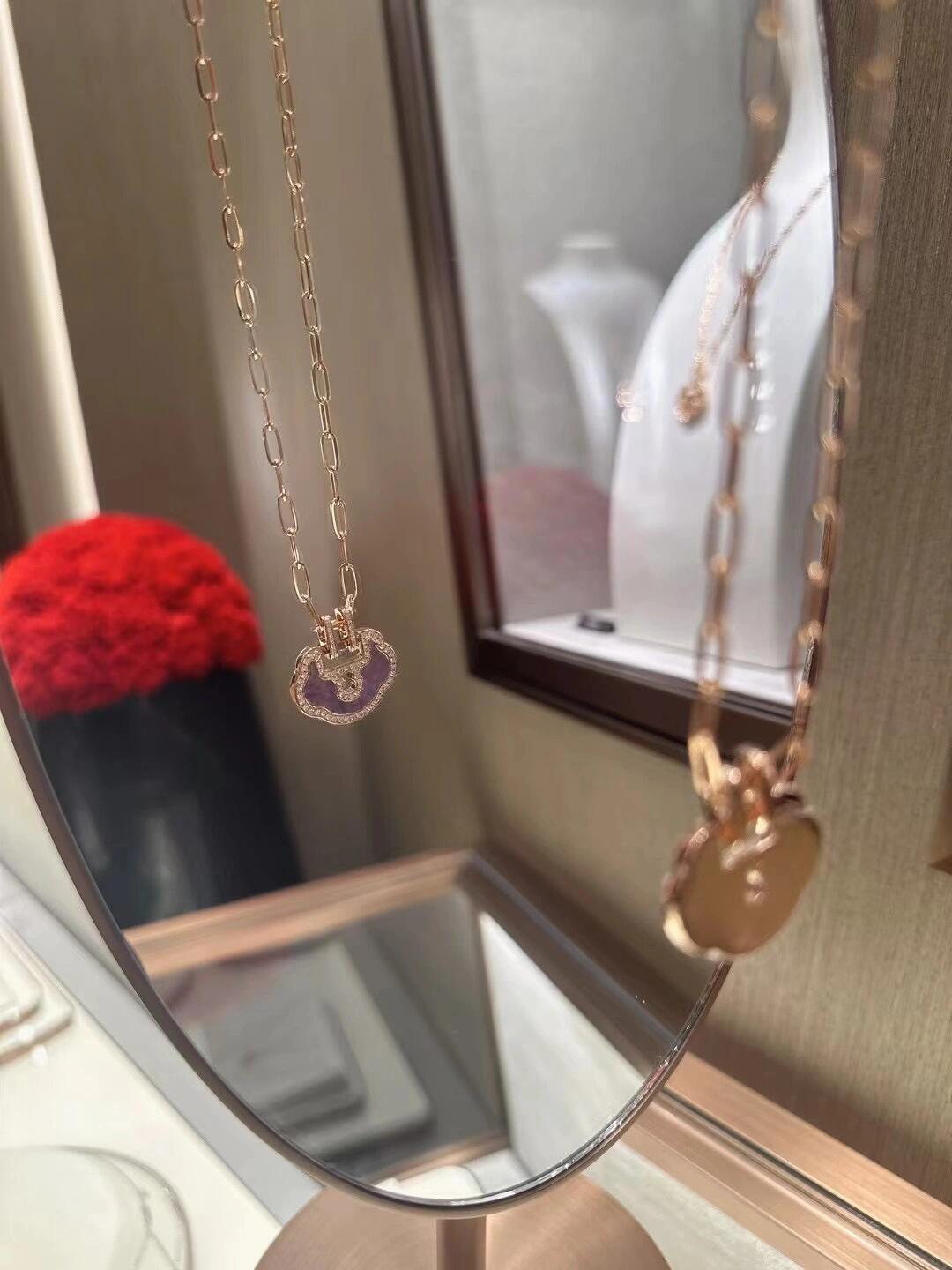 p300【我们出品】大号如意锁项链,可订做真金真钻,只做对版ZP真金货,Pk市面各种金货❗️量大咨询客Fu
Petite Yu Yi系列特别款珠宝,以“一生一世锁住你”的情感内涵,向挚爱倾诉深情诺言。手链与项链摇曳于,耳钉于耳畔灵动绽放,耀目钻石璨现其中,明眸展笑时,已将爱意“锁”在心间。结合传统与时尚的产物,圆润立体的如意造型,加上一抹中国红,美的不可方物!超级推荐!市场货没见到有做的好的,在于这个如意造型的版型不好拿捏,整身的弧度都需要比对,稍有偏颇就不对味。通体采用925银,厚金电镀,保色程度更久。
大号