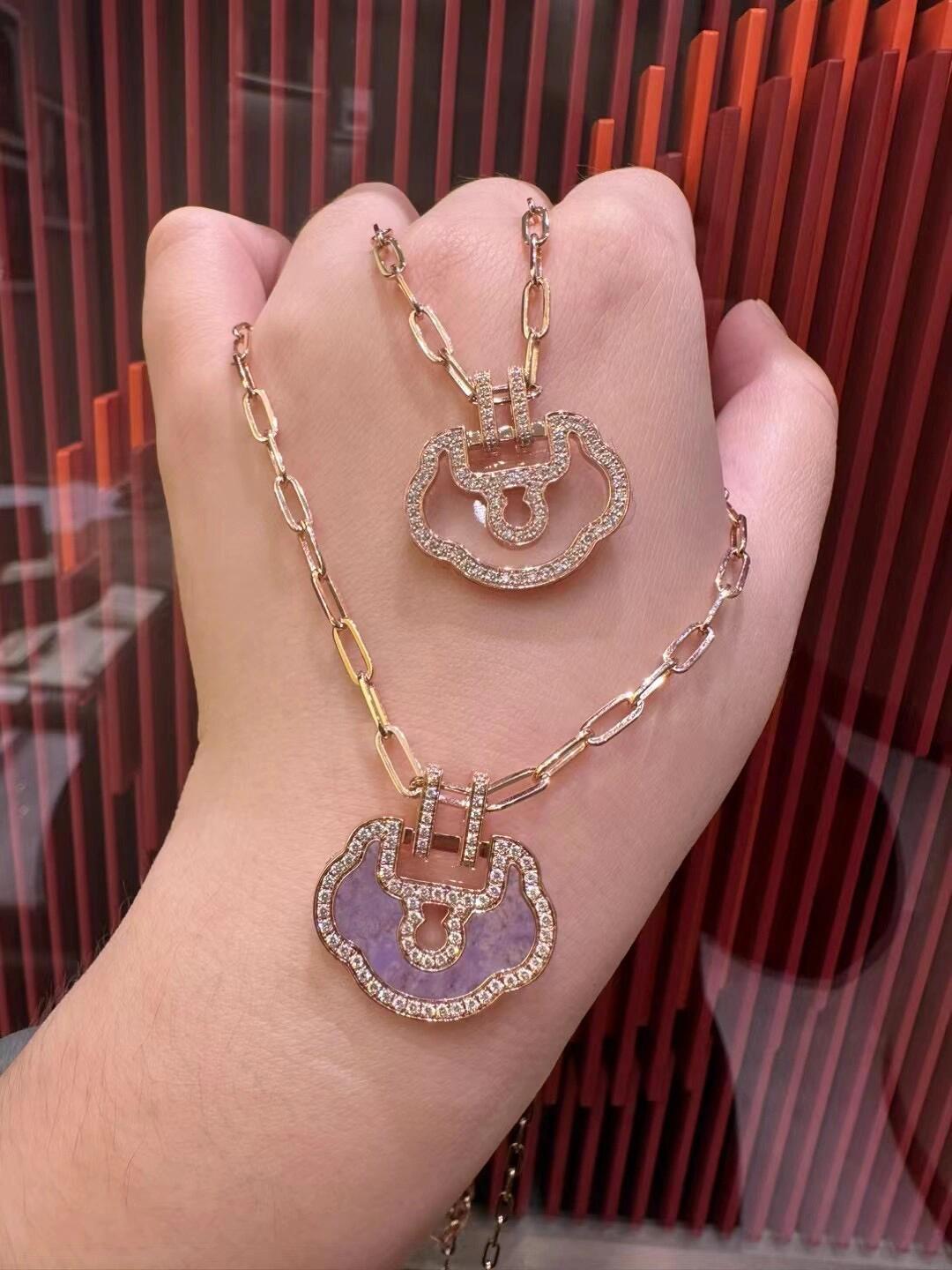 p300【我们出品】大号如意锁项链,可订做真金真钻,只做对版ZP真金货,Pk市面各种金货❗️量大咨询客Fu
Petite Yu Yi系列特别款珠宝,以“一生一世锁住你”的情感内涵,向挚爱倾诉深情诺言。手链与项链摇曳于,耳钉于耳畔灵动绽放,耀目钻石璨现其中,明眸展笑时,已将爱意“锁”在心间。结合传统与时尚的产物,圆润立体的如意造型,加上一抹中国红,美的不可方物!超级推荐!市场货没见到有做的好的,在于这个如意造型的版型不好拿捏,整身的弧度都需要比对,稍有偏颇就不对味。通体采用925银,厚金电镀,保色程度更久。
大号