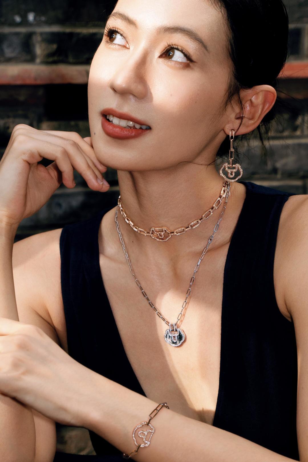 p300【我们出品】大号如意锁项链,可订做真金真钻,只做对版ZP真金货,Pk市面各种金货❗️量大咨询客Fu
Petite Yu Yi系列特别款珠宝,以“一生一世锁住你”的情感内涵,向挚爱倾诉深情诺言。手链与项链摇曳于,耳钉于耳畔灵动绽放,耀目钻石璨现其中,明眸展笑时,已将爱意“锁”在心间。结合传统与时尚的产物,圆润立体的如意造型,加上一抹中国红,美的不可方物!超级推荐!市场货没见到有做的好的,在于这个如意造型的版型不好拿捏,整身的弧度都需要比对,稍有偏颇就不对味。通体采用925银,厚金电镀,保色程度更久。
大号