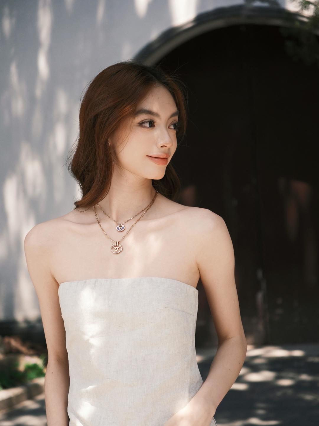 p300【我们出品】大号如意锁项链,可订做真金真钻,只做对版ZP真金货,Pk市面各种金货❗️量大咨询客Fu
Petite Yu Yi系列特别款珠宝,以“一生一世锁住你”的情感内涵,向挚爱倾诉深情诺言。手链与项链摇曳于,耳钉于耳畔灵动绽放,耀目钻石璨现其中,明眸展笑时,已将爱意“锁”在心间。结合传统与时尚的产物,圆润立体的如意造型,加上一抹中国红,美的不可方物!超级推荐!市场货没见到有做的好的,在于这个如意造型的版型不好拿捏,整身的弧度都需要比对,稍有偏颇就不对味。通体采用925银,厚金电镀,保色程度更久。
大号