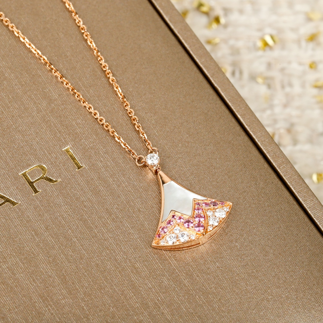 NO:558061,DIVAS' DREAM Chinese Valentine's Day limited edition necklace, DIVAS' DREAM Chinese Valentine's Day limited edition·Crown love. The 2025 Chinese Valentine's Day limited edition white mother-of-pearl blooms with soft light like the Milky Way, rare pink sapphires surround it into a romantic star track, and diamonds outline the trajectory of the heart - only for Chinese Valentine's Day, using the exquisite work of Roman jewelers to interpret the appointment of the Oriental Magpie Bridge., jewelry boutique, necklace19860909DIVAS‘ DREAM七夕限定款项链,DIVAS‘ DREAM七夕限定款·为爱加冕 2025七夕限定款白母贝绽放银河般柔光,珍稀粉蓝宝石环绕成浪漫星轨,钻石勾勒心动轨迹——仅限七夕,以罗马珠宝匠的臻作诠释东方鹊桥之约.,饰品精品,necklace,Jewelry