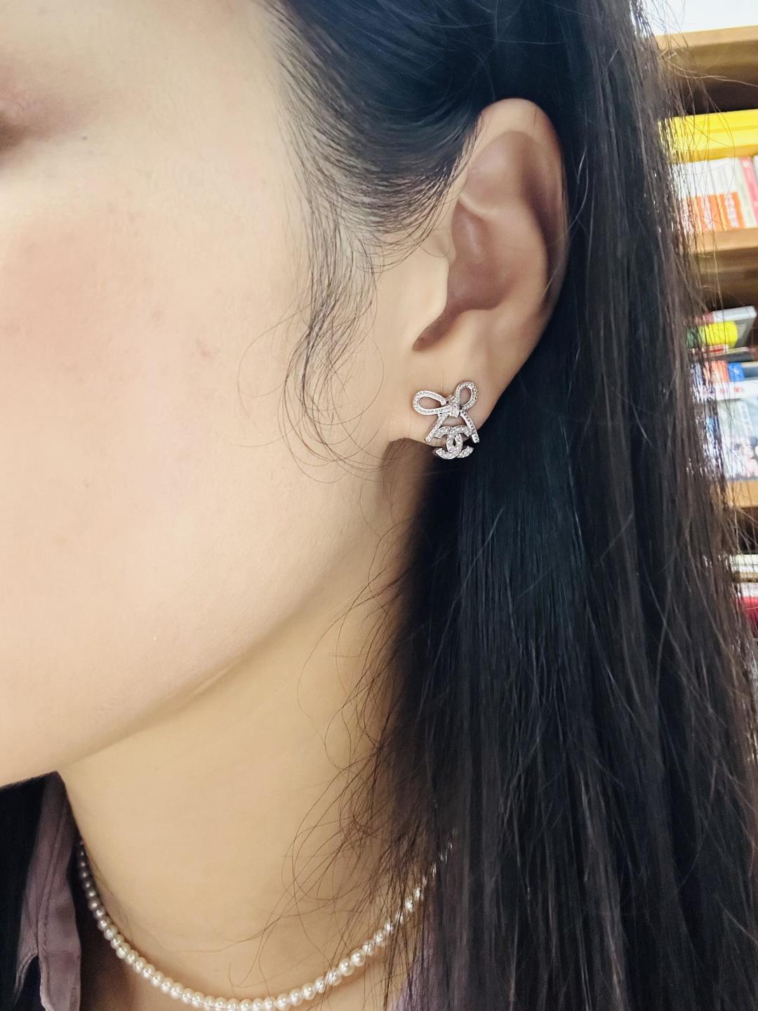 ¥ 110【我们出品】ZP💰4430❗️量大咨询客Fu❗

🔥🔥本季必入爆款25K新款耳钉【Ch@nel蝴蝶结吊双C耳钉】🔥火到炸裂，美到窒息，不买真心对不起自己❗️❗️全部采用进口施华洛钻，无敌重工成本非常高，市面上万万千千版本，各种low版看图做用假钻的也有，一定要多多对比，认准【我们出品】就可以了[偷笑][偷笑]分分钟又帮你们节省了几千大洋❗