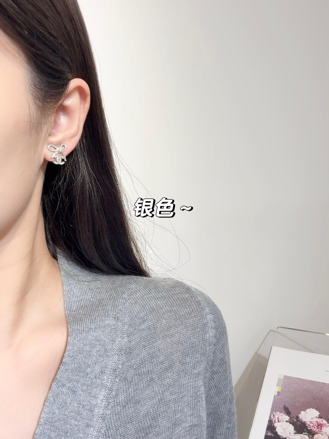 ¥ 110【我们出品】ZP💰4430❗️量大咨询客Fu❗

🔥🔥本季必入爆款25K新款耳钉【Ch@nel蝴蝶结吊双C耳钉】🔥火到炸裂，美到窒息，不买真心对不起自己❗️❗️全部采用进口施华洛钻，无敌重工成本非常高，市面上万万千千版本，各种low版看图做用假钻的也有，一定要多多对比，认准【我们出品】就可以了[偷笑][偷笑]分分钟又帮你们节省了几千大洋❗