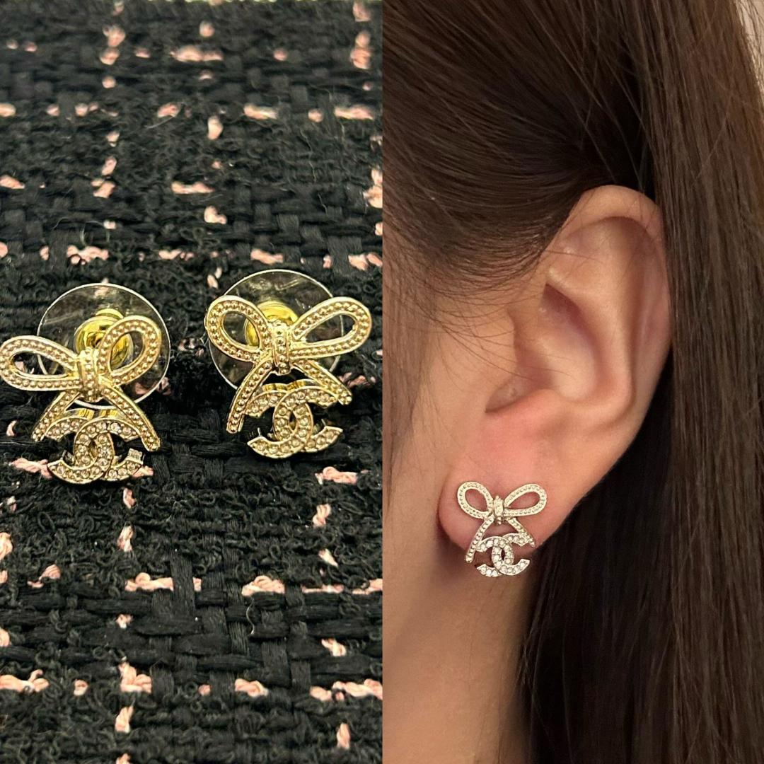 ¥ 110【我们出品】ZP💰4430❗️量大咨询客Fu❗

🔥🔥本季必入爆款25K新款耳钉【Ch@nel蝴蝶结吊双C耳钉】🔥火到炸裂，美到窒息，不买真心对不起自己❗️❗️全部采用进口施华洛钻，无敌重工成本非常高，市面上万万千千版本，各种low版看图做用假钻的也有，一定要多多对比，认准【我们出品】就可以了[偷笑][偷笑]分分钟又帮你们节省了几千大洋❗
