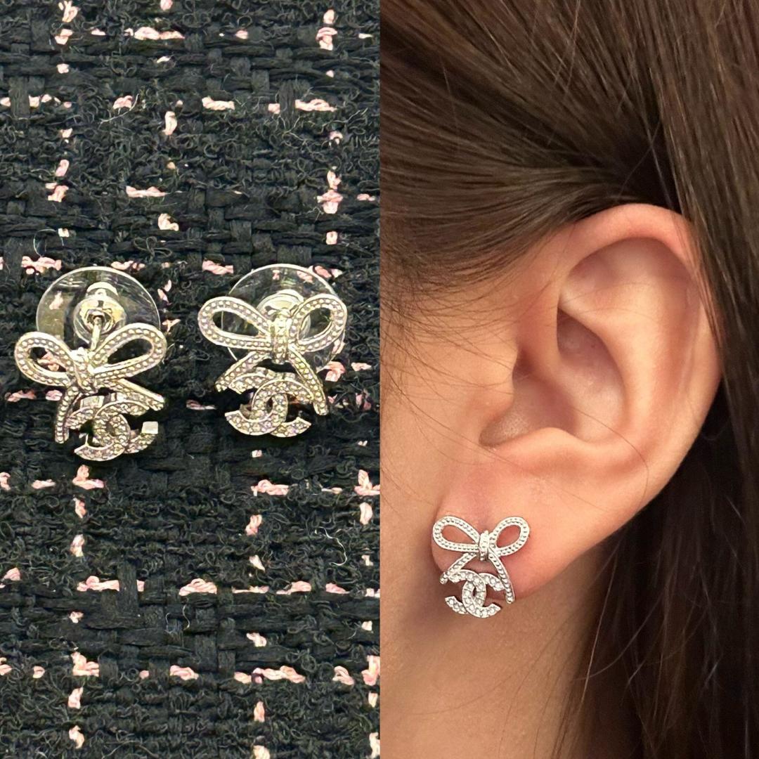 ¥ 110【我们出品】ZP💰4430❗️量大咨询客Fu❗

🔥🔥本季必入爆款25K新款耳钉【Ch@nel蝴蝶结吊双C耳钉】🔥火到炸裂，美到窒息，不买真心对不起自己❗️❗️全部采用进口施华洛钻，无敌重工成本非常高，市面上万万千千版本，各种low版看图做用假钻的也有，一定要多多对比，认准【我们出品】就可以了[偷笑][偷笑]分分钟又帮你们节省了几千大洋❗