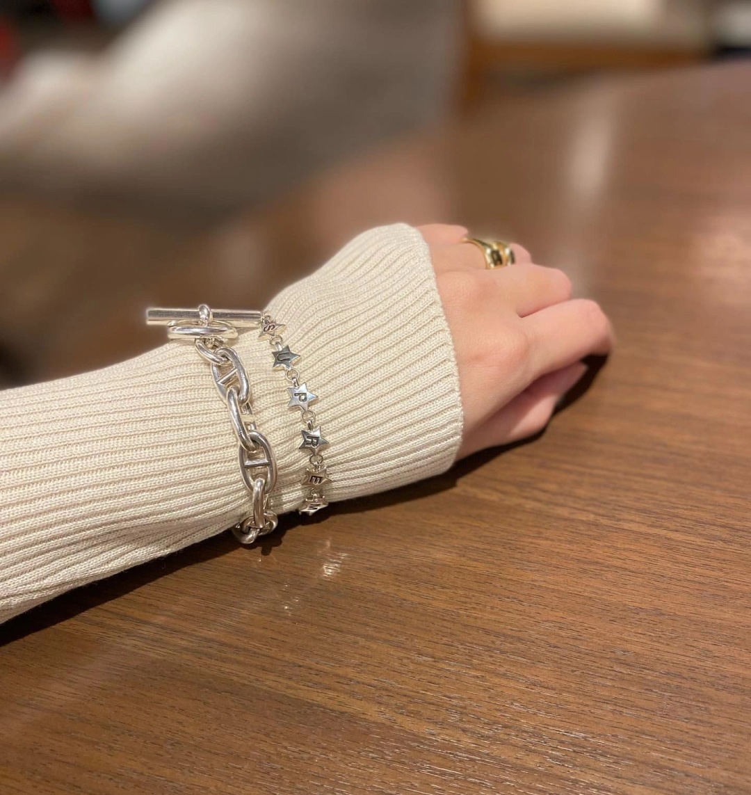 银版 ¥ 1580 V金 ¥ 260【我们出品】猪鼻子手链粗版，zp为纯银材质，量大咨询客Fu

这段故事始于1938年，当时，爱马仕家族成员罗贝尔·杜马（Robert Dumas）想到借鉴船的锚链设计一款珠宝。锚链手镯于焉诞生，拥有浑然天成的平衡感和既时尚又运动的造型。姿态各异的链环经过抛光打磨，环形拉伸，扭转变形，在造型与体量的游戏中化身为项链、长项链、戒指、耳环和手镯。属最赞的一款，特别的简约大方，多美，自己看哈，认准我们的菱形◇防伪标，而且，精工版，925银电镀光银，刻字部分有大小深浅之分，钻采用进口仿真钻，非常的bling✨✨非常的别致[机智][机智]什么都别说，先自留❗
