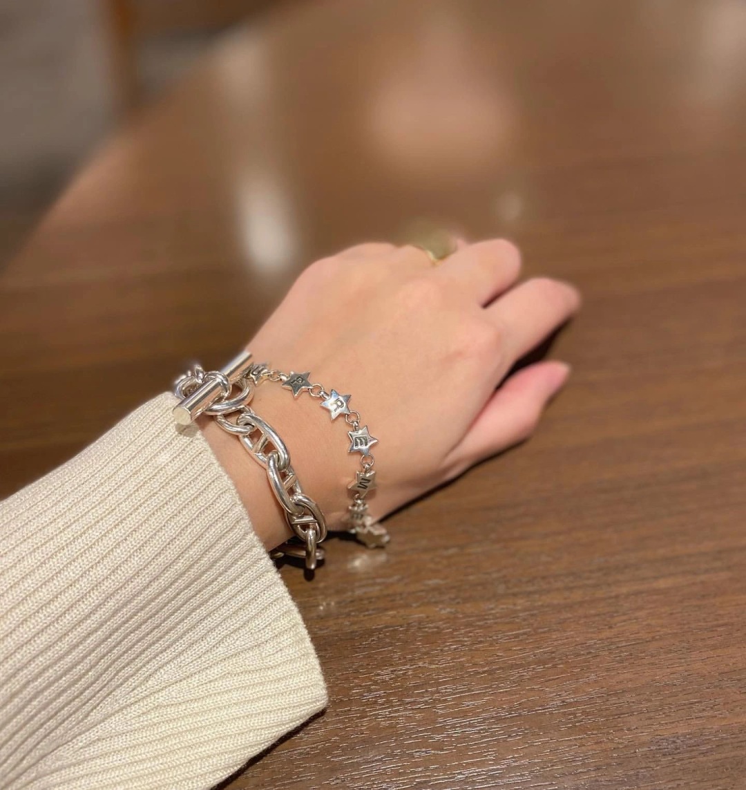 银版 ¥ 1580 V金 ¥ 260【我们出品】猪鼻子手链粗版，zp为纯银材质，量大咨询客Fu

这段故事始于1938年，当时，爱马仕家族成员罗贝尔·杜马（Robert Dumas）想到借鉴船的锚链设计一款珠宝。锚链手镯于焉诞生，拥有浑然天成的平衡感和既时尚又运动的造型。姿态各异的链环经过抛光打磨，环形拉伸，扭转变形，在造型与体量的游戏中化身为项链、长项链、戒指、耳环和手镯。属最赞的一款，特别的简约大方，多美，自己看哈，认准我们的菱形◇防伪标，而且，精工版，925银电镀光银，刻字部分有大小深浅之分，钻采用进口仿真钻，非常的bling✨✨非常的别致[机智][机智]什么都别说，先自留❗