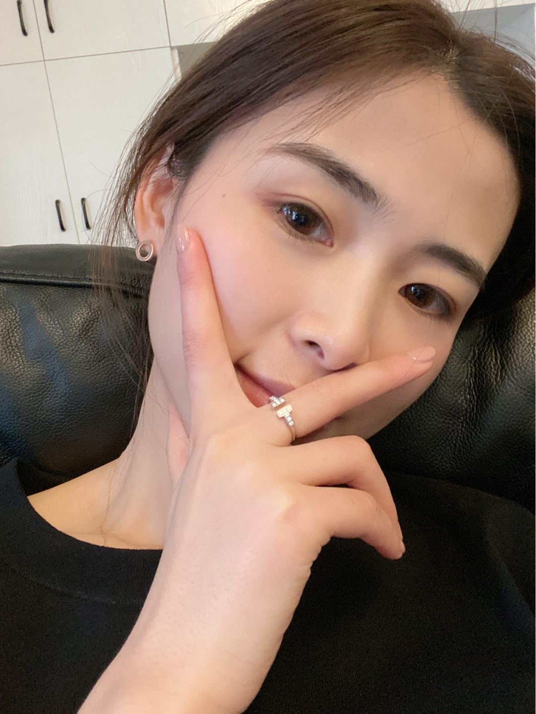 ¥ 125【我们出品】双T满钻戒指 ZP💰16405,认准唯一一家用珠宝类ZP开发的❗️吊打市面任何金货跟银货❗️ 可订做真金真钻版,量大咨询客Fu
【Tiff@ny灭世版T字石戒】👍🏻👍🏻👍🏻堪称最最最完美的版本。几个大点跟大家谅解一下❗️
第一,版型细节❗️真正ZP打板,而非市面各种low版看图做,或者各种金货弄个数据差不多就做,出来的效果细节尺寸比例版型跟ZP差距太大,而我们版型细节,是唯一跟足ZP的,可以说360°尺寸,比例,细节,钻位,完美无懈可击👍🏻👍🏻
第二,纯手工镶钻❗️一个戒指上有12颗钻,每一颗都是根据ZP 真金的珠宝工艺,传统老师傅纯手工镶嵌,出来的效果,可以说跟ZP💰16405真金真钻的一模一样❗️
第三,玫瑰金色的电镀❗️可以说,没有一家真正做到像我们这样的ZP珠宝类的玫瑰金电镀,因为ZP的玫瑰金是真金的,所以电镀原材料必须保证足足的18K玫瑰金才能真正电镀出对色的玫瑰金,市面都是假的玫瑰金电镀,我们自己开了一个电镀缸,投入了11万多,前后电镀了几批货,又投了10几万真金原材料进去,相当于这个对ZP珠宝类的电镀缸,已经投入了几十万了❗️就专门电镀这个珠宝类的玫瑰金电镀色,跟足zp特别调制的电镀缸,目前仅有只有我们家出品的玫瑰金电镀色,是真正跟ZP珠宝类的玫瑰金色一模一样的❗️❗️
第四,T字位的形状细节比例,跟ZP可以说简直就是一模一样👍🏻👍🏻显得T字位置非常有线条感,且边缘棱角处理到位,非常立体,线条感特别明朗,做出了ZP真金真钻的味道❗️
第五,刻字,😄,真正的ZP刻字,宝们自己看图哈,吊打市面各种真金真钻货跟银货❗️
😎😎当然,不论纯银精工版还是真金真钻版,全部跟足ZP开发,无ZP不开发❗️
这款【T系列】多百搭多经典多耐看,真正买到一个做得好的,不容易❗️赶紧丢掉你的不对版的,来我们家寻找你真正的归属感真爱吧😎😎