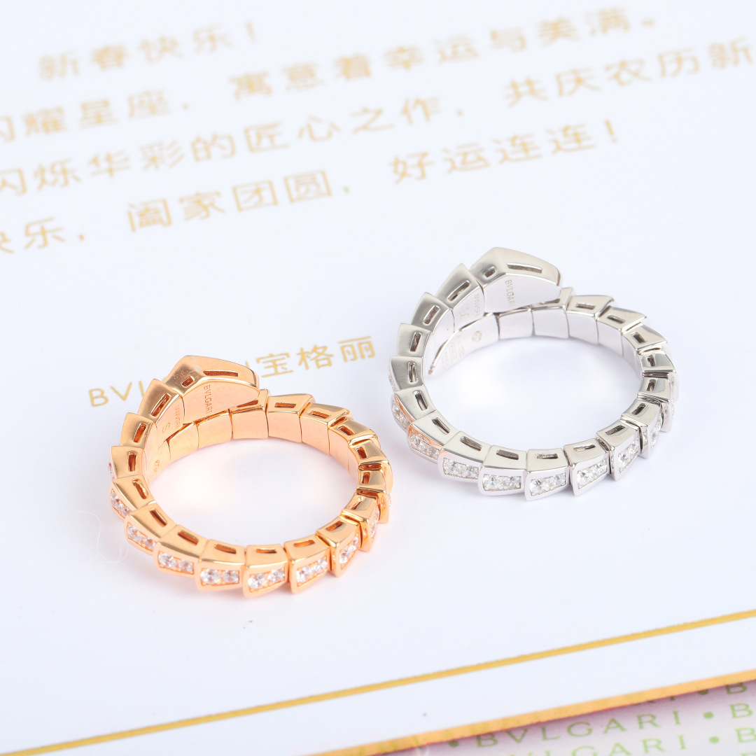 ¥ 150【我们出品】量大宝宝自己囤货咨询客服

【精工版本】戒指分6/7/8，3个码数❗️下单自行备注，欢迎你拿任意一家的来对比🆚一下[玫瑰][玫瑰] BVLG@RI 宝格丽 serpenti🐍🐍🐍戒指，这款的设计感很强，精细华美，优雅曲线，很适合单戴和叠戴，非常美好的寓意用心守护无尽的爱恋，宛如幸福的守护者，以柔美而婉蜓的🐍蛇形缠绕出一段永恒而圆满的爱情故事❗精工定制版专柜Logo清晰刻字 细节做工完美，请与市面low版多对比❗