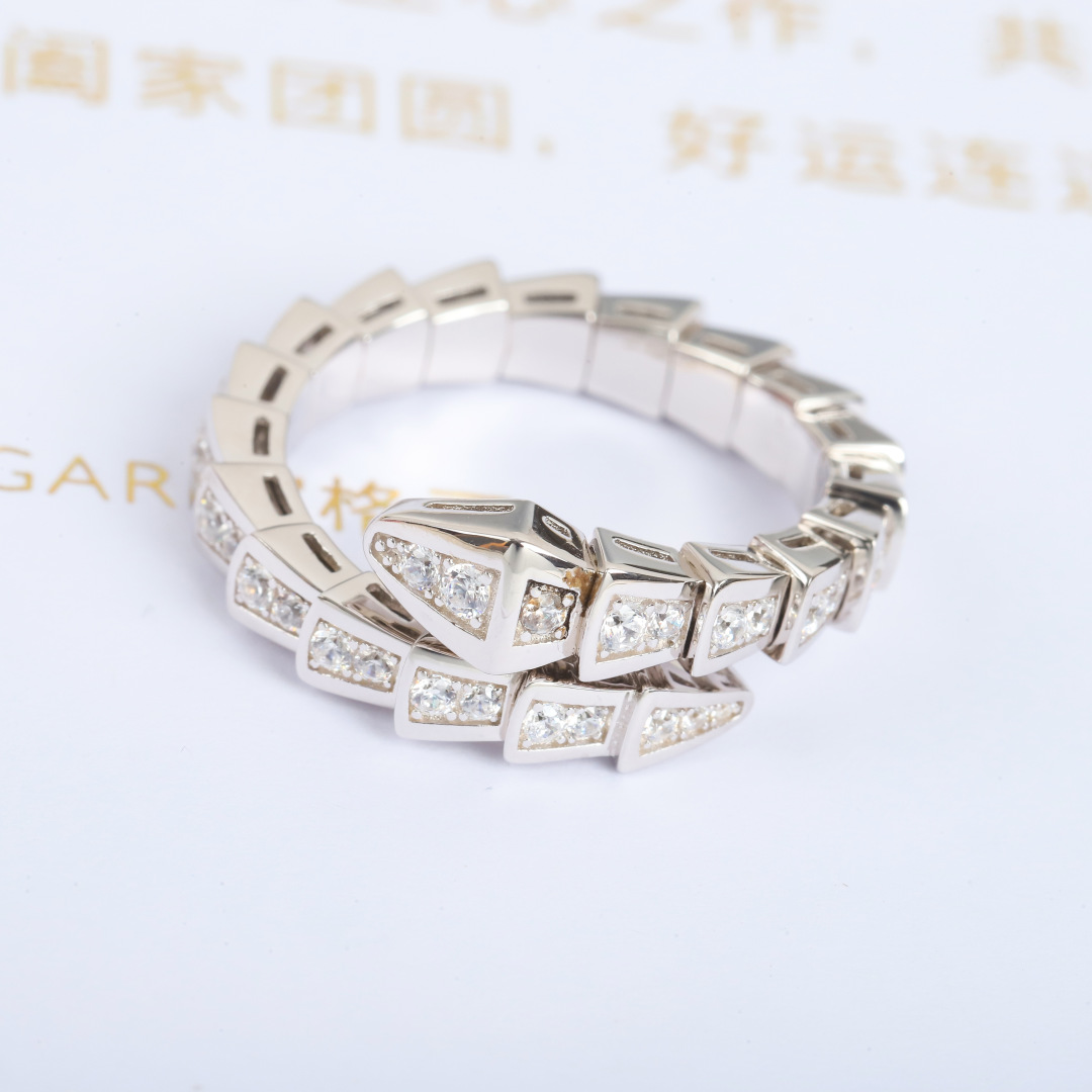 ¥ 150【我们出品】量大宝宝自己囤货咨询客服

【精工版本】戒指分6/7/8，3个码数❗️下单自行备注，欢迎你拿任意一家的来对比🆚一下[玫瑰][玫瑰] BVLG@RI 宝格丽 serpenti🐍🐍🐍戒指，这款的设计感很强，精细华美，优雅曲线，很适合单戴和叠戴，非常美好的寓意用心守护无尽的爱恋，宛如幸福的守护者，以柔美而婉蜓的🐍蛇形缠绕出一段永恒而圆满的爱情故事❗精工定制版专柜Logo清晰刻字 细节做工完美，请与市面low版多对比❗