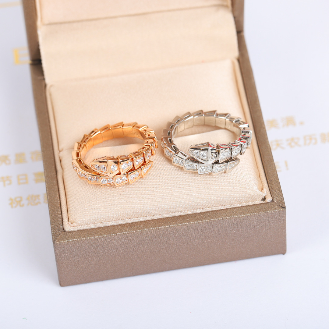 ¥ 150【我们出品】量大宝宝自己囤货咨询客服

【精工版本】戒指分6/7/8，3个码数❗️下单自行备注，欢迎你拿任意一家的来对比🆚一下[玫瑰][玫瑰] BVLG@RI 宝格丽 serpenti🐍🐍🐍戒指，这款的设计感很强，精细华美，优雅曲线，很适合单戴和叠戴，非常美好的寓意用心守护无尽的爱恋，宛如幸福的守护者，以柔美而婉蜓的🐍蛇形缠绕出一段永恒而圆满的爱情故事❗精工定制版专柜Logo清晰刻字 细节做工完美，请与市面low版多对比❗