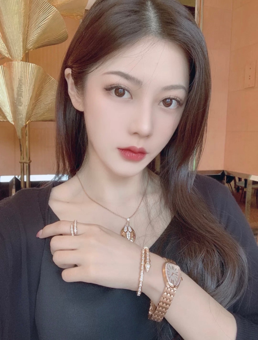¥ 150【我们出品】量大宝宝自己囤货咨询客服

【精工版本】戒指分6/7/8，3个码数❗️下单自行备注，欢迎你拿任意一家的来对比🆚一下[玫瑰][玫瑰] BVLG@RI 宝格丽 serpenti🐍🐍🐍戒指，这款的设计感很强，精细华美，优雅曲线，很适合单戴和叠戴，非常美好的寓意用心守护无尽的爱恋，宛如幸福的守护者，以柔美而婉蜓的🐍蛇形缠绕出一段永恒而圆满的爱情故事❗精工定制版专柜Logo清晰刻字 细节做工完美，请与市面low版多对比❗