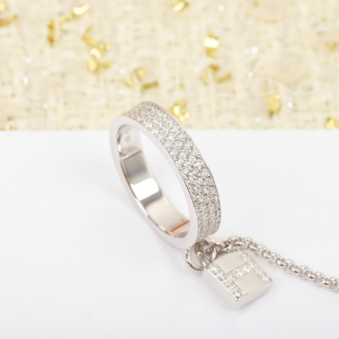 ¥ 300【我们出品】凯利白金戒指  认准唯一一家真正购入珠宝类ZP开发的,可订做真金真钻,只做对版ZP真金货,Pk市面各种金货❗️量大咨询客Fu
【Kelly Clochette戒指】
明星、网红、名媛都难以抗拒!
酷劲十足的经典标志
古今中外时尚浪尖上的不败元素
搭配各种手镯、手链,甚至是手表
轻松切换花样摩登造型
ins爆红,可见在潮流界影响力不容小觑!
材质采用925银,厚金电镀。码数6-7-8
银版