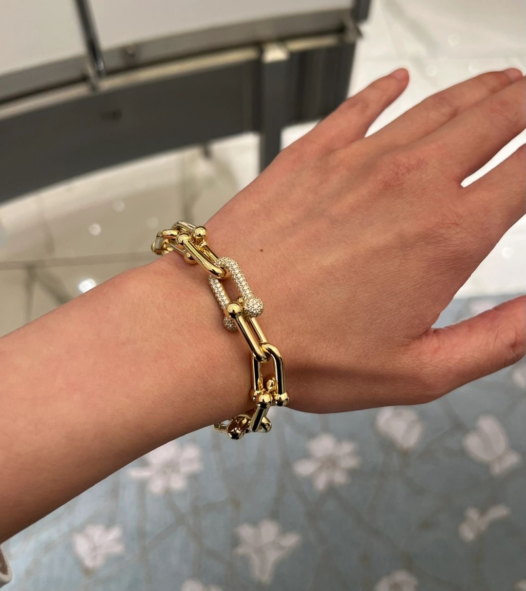 ¥ 260【我们出品】环扣手链 ,谷爱凌同款手链,可订做18K真金真钻版,只做对版真金货,价询客Fu
HardWear 系列优雅与颠覆精神并存,敏感捕捉到漫步纽约的时尚女性的精髓与能量。该 系列有着独特的设计——以大胆的环扣链结打造的手链体现了大都市的工业精神。以 1971 年一款中性设计手链为灵感,以缠绕式手链、珠式耳环和链环项链设计独具匠心,轻松打造多种风格。
