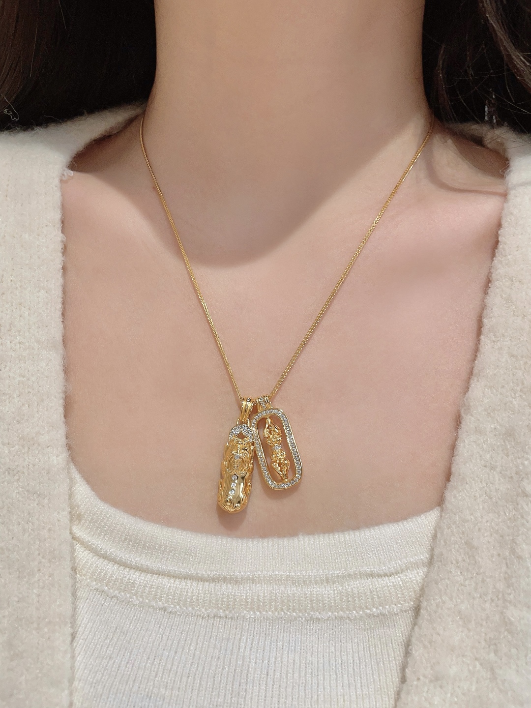¥ 280【我们出品】量大咨询客Fu
【彩宝系列-金刚杵项链】重工版本,非市面轻工版,通体925纯银➕耐磨保色度行业最新配方优金电镀!人无我有!对标高级珠宝工艺!全部是一致真金真钻的做法,一般只有在高级珠宝可以看到的工艺,我们对标高定珠宝,呈现出这种高级的珠宝感给到大家。实物到手925纯银加上那种精致细腻的工艺让你一度怀疑这简直就是真金真钻的一般!!!👍🏻!!实物到手那种质感真心无敌!!我真心觉得做得比真金真钻还要好!!厚度质感感人,真正做到360度无死角的细节享受,我们首饰饰品也给大家按照珠宝这样的工艺去做!!强烈推荐人手必备的时尚单品!只服务懂货追求品质的白富美。