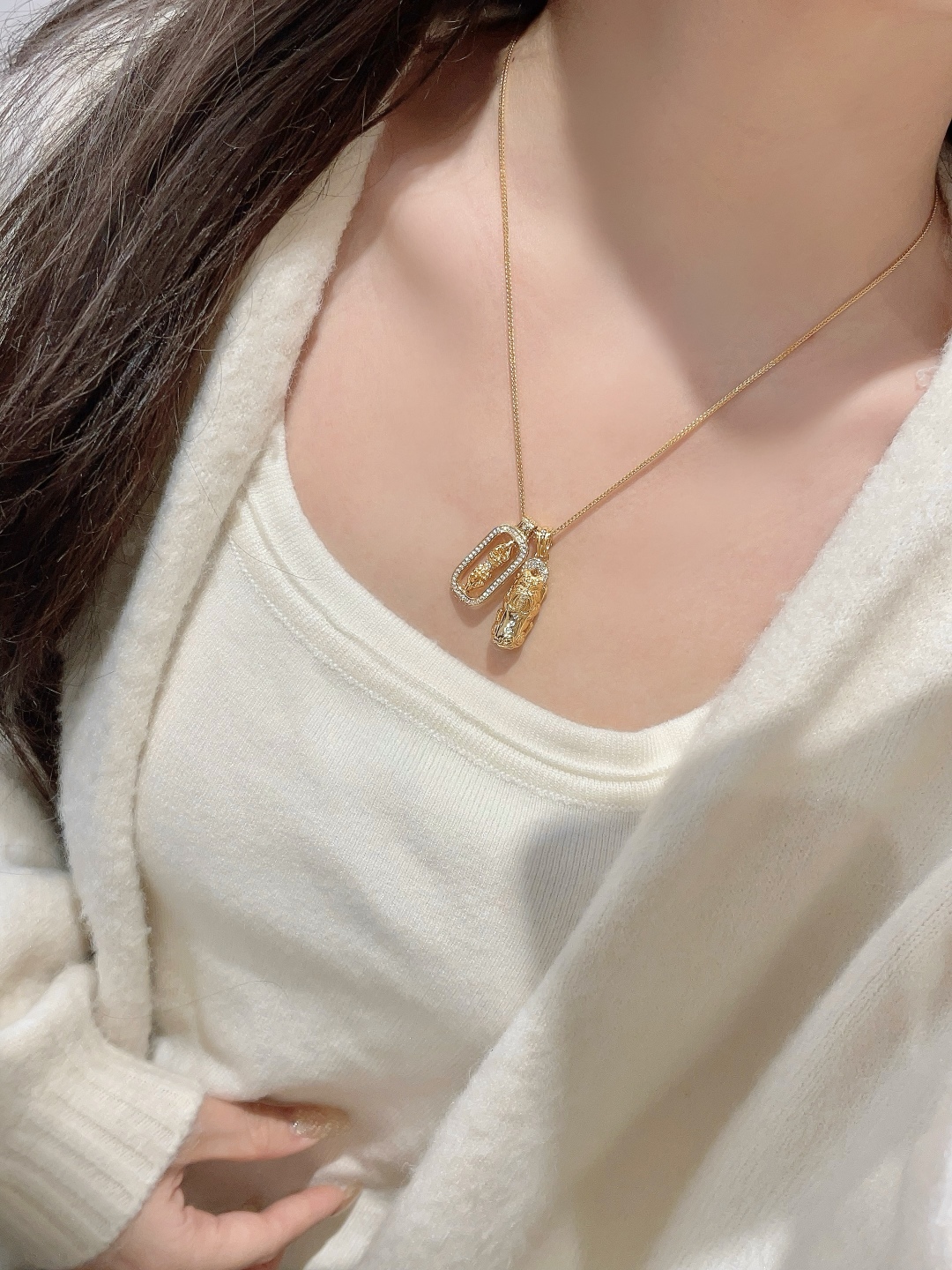 ¥ 280【我们出品】量大咨询客Fu
【彩宝系列-金刚杵项链】重工版本,非市面轻工版,通体925纯银➕耐磨保色度行业最新配方优金电镀!人无我有!对标高级珠宝工艺!全部是一致真金真钻的做法,一般只有在高级珠宝可以看到的工艺,我们对标高定珠宝,呈现出这种高级的珠宝感给到大家。实物到手925纯银加上那种精致细腻的工艺让你一度怀疑这简直就是真金真钻的一般!!!👍🏻!!实物到手那种质感真心无敌!!我真心觉得做得比真金真钻还要好!!厚度质感感人,真正做到360度无死角的细节享受,我们首饰饰品也给大家按照珠宝这样的工艺去做!!强烈推荐人手必备的时尚单品!只服务懂货追求品质的白富美。