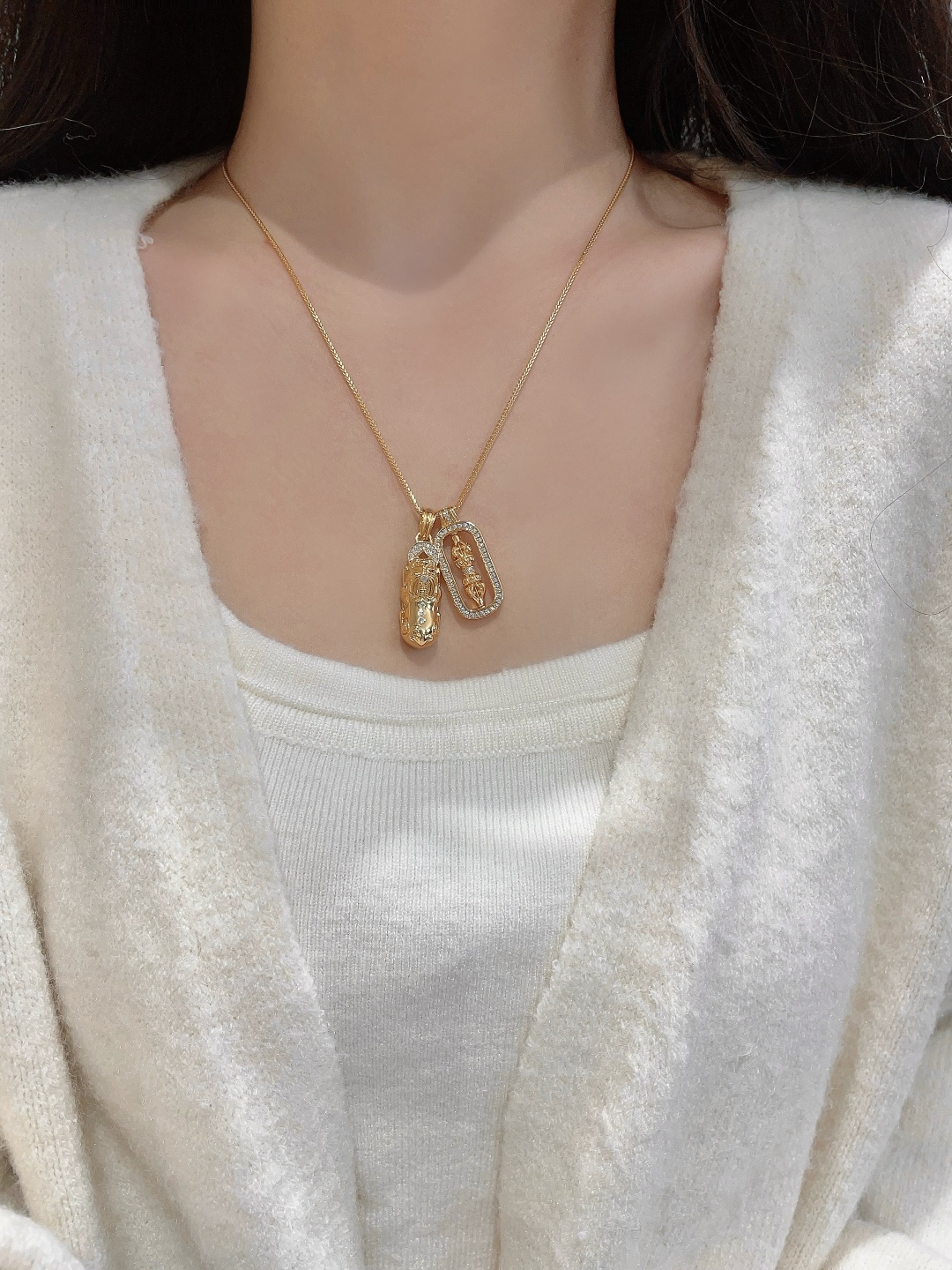 ¥ 280【我们出品】量大咨询客Fu
【彩宝系列-金刚杵项链】重工版本,非市面轻工版,通体925纯银➕耐磨保色度行业最新配方优金电镀!人无我有!对标高级珠宝工艺!全部是一致真金真钻的做法,一般只有在高级珠宝可以看到的工艺,我们对标高定珠宝,呈现出这种高级的珠宝感给到大家。实物到手925纯银加上那种精致细腻的工艺让你一度怀疑这简直就是真金真钻的一般!!!👍🏻!!实物到手那种质感真心无敌!!我真心觉得做得比真金真钻还要好!!厚度质感感人,真正做到360度无死角的细节享受,我们首饰饰品也给大家按照珠宝这样的工艺去做!!强烈推荐人手必备的时尚单品!只服务懂货追求品质的白富美。