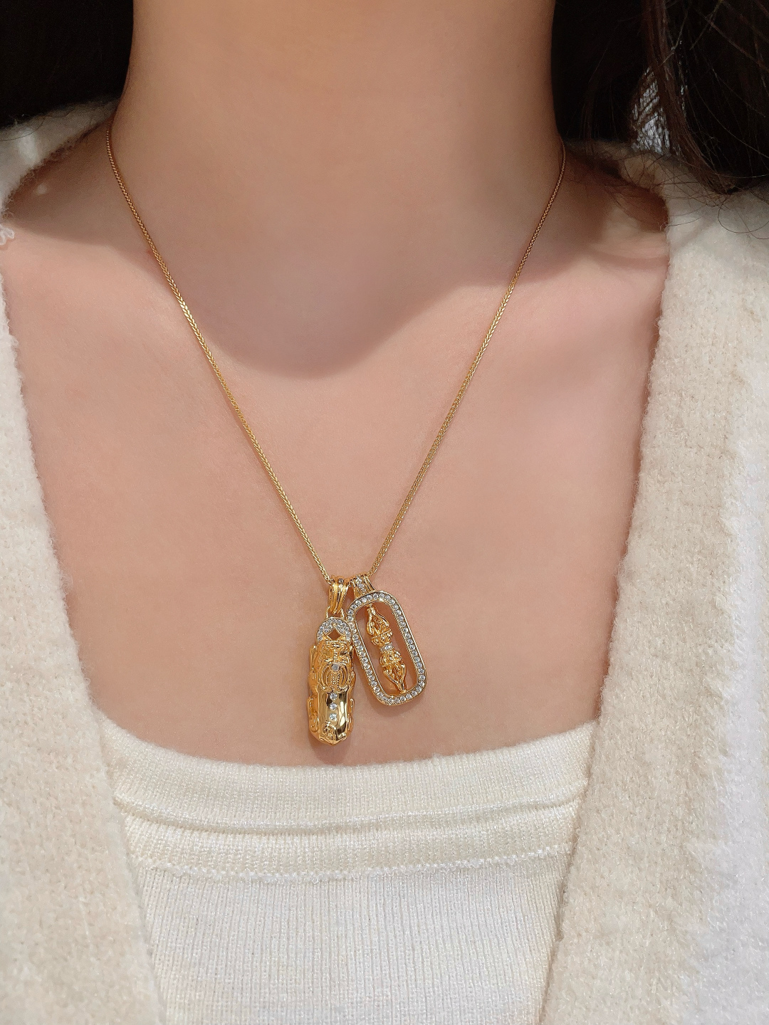 ¥ 280【我们出品】量大咨询客Fu
【彩宝系列-金刚杵项链】重工版本,非市面轻工版,通体925纯银➕耐磨保色度行业最新配方优金电镀!人无我有!对标高级珠宝工艺!全部是一致真金真钻的做法,一般只有在高级珠宝可以看到的工艺,我们对标高定珠宝,呈现出这种高级的珠宝感给到大家。实物到手925纯银加上那种精致细腻的工艺让你一度怀疑这简直就是真金真钻的一般!!!👍🏻!!实物到手那种质感真心无敌!!我真心觉得做得比真金真钻还要好!!厚度质感感人,真正做到360度无死角的细节享受,我们首饰饰品也给大家按照珠宝这样的工艺去做!!强烈推荐人手必备的时尚单品!只服务懂货追求品质的白富美。
