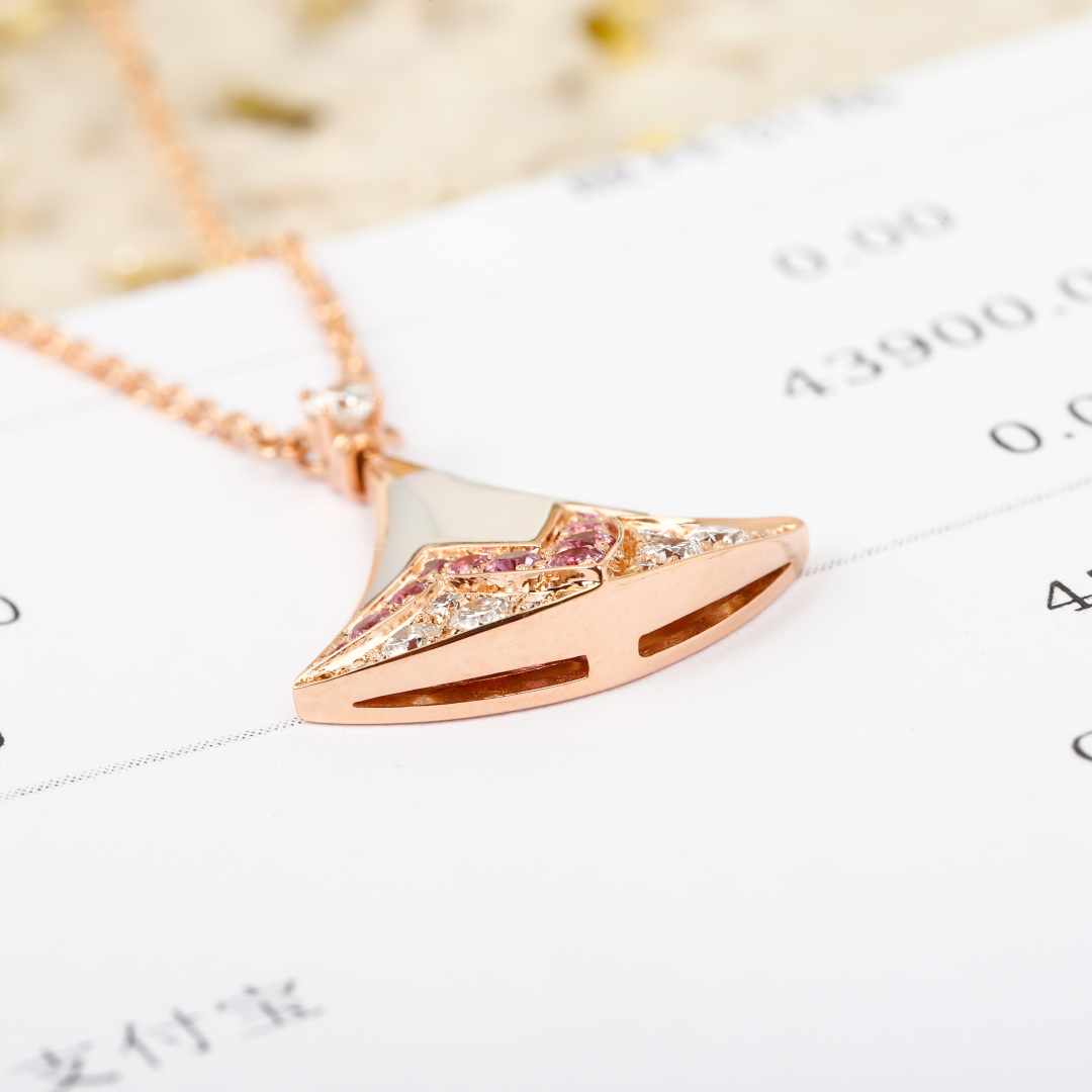 250382【我们出品】DIVAS‘ DREAM七夕限定款项链,购入正品,量大咨询客Fu❗️
DIVAS‘ DREAM七夕限定款·为爱加冕
✨2025七夕限定款✨白母贝绽放银河般柔光,珍稀粉蓝宝石环绕成浪漫星轨,钻石勾勒心动轨迹——仅限七夕,以罗马珠宝匠的臻作诠释东方鹊桥之约。
银版普通代理💰180
V金版普通代理💰155