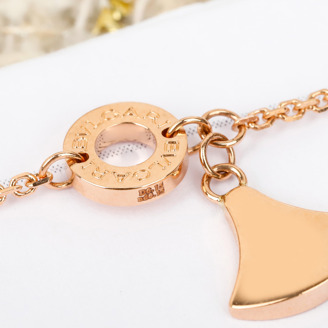 250382【我们出品】DIVAS‘ DREAM七夕限定款项链,购入正品,量大咨询客Fu❗️
DIVAS‘ DREAM七夕限定款·为爱加冕
✨2025七夕限定款✨白母贝绽放银河般柔光,珍稀粉蓝宝石环绕成浪漫星轨,钻石勾勒心动轨迹——仅限七夕,以罗马珠宝匠的臻作诠释东方鹊桥之约。
银版普通代理💰180
V金版普通代理💰155