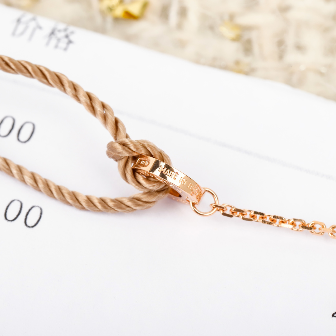 250382【我们出品】DIVAS‘ DREAM七夕限定款项链,购入正品,量大咨询客Fu❗️
DIVAS‘ DREAM七夕限定款·为爱加冕
✨2025七夕限定款✨白母贝绽放银河般柔光,珍稀粉蓝宝石环绕成浪漫星轨,钻石勾勒心动轨迹——仅限七夕,以罗马珠宝匠的臻作诠释东方鹊桥之约。
银版普通代理💰180
V金版普通代理💰155