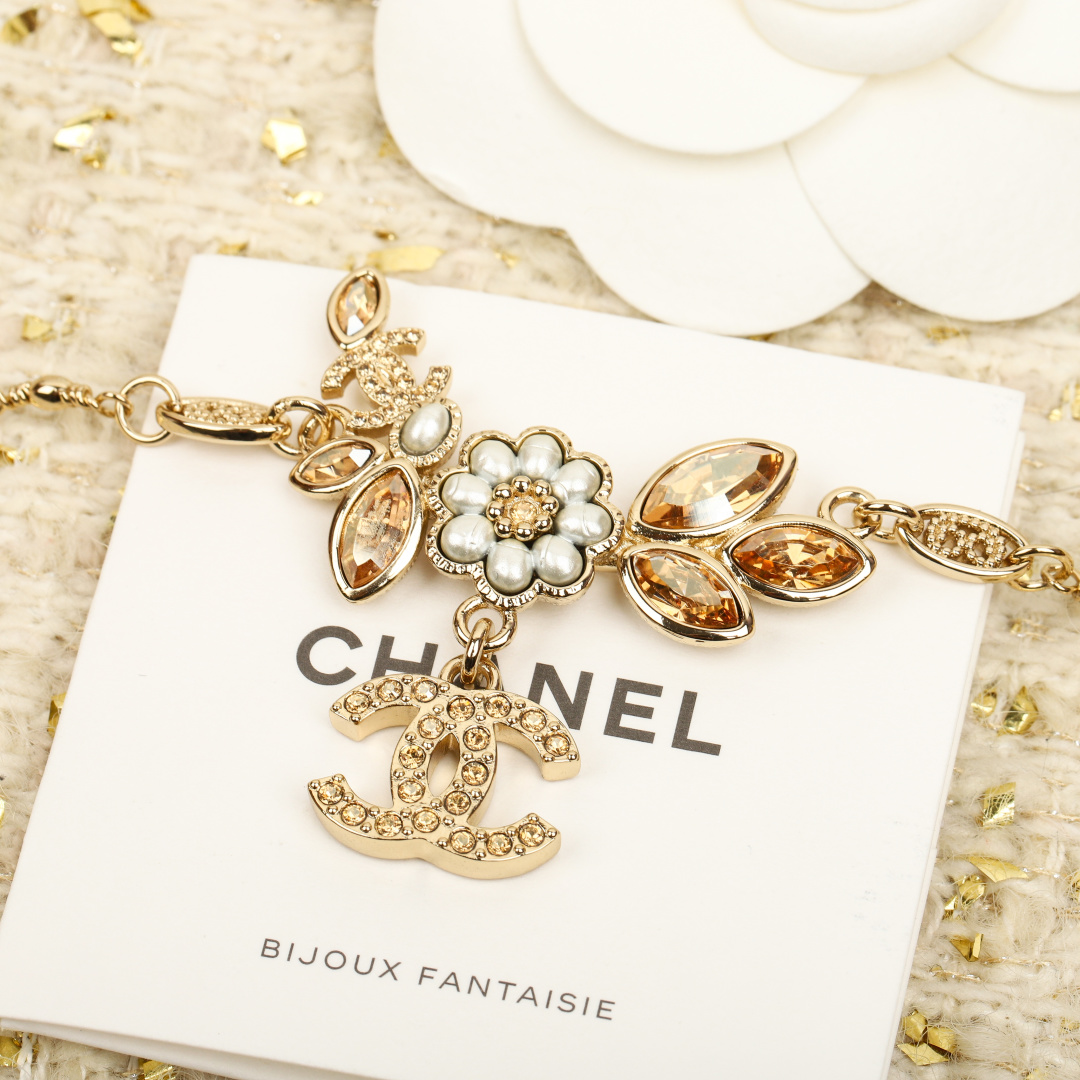 p188【我们出品】项链5100，手链4200，最爱的Vintage😍遇到绝对不能错过❗

【香奈儿麦穗手链】非常推荐！“流行稍纵即逝，风格永存”这就是Vintage的魅力！可遇而不可求这句话用在Ch@nel Vintage系列上是再合适不过了，ZP虽然是”二手货“，它并不代表陈旧，或者过时，相反，体现的是一种成熟的、历时不变的经典魅力，换句话说就是：以前能佩戴，现在佩戴，将来还能佩戴的复古饰品。So，一般遇到我喜欢的Vintage款式，二话不说，绝对会收藏，而且，就像投资一样，稳健升值的Vintage，你太值得拥有了[机智][机智][机智]这样一股浓烈的复古风，在现在看来确是特别得赋有现代的时尚感！