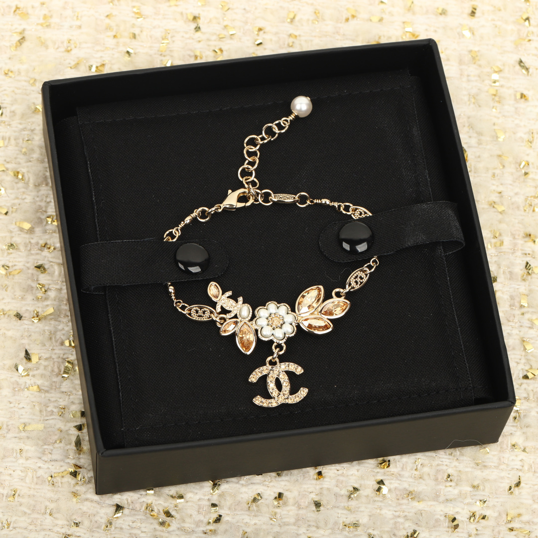 p188【我们出品】项链5100，手链4200，最爱的Vintage😍遇到绝对不能错过❗

【香奈儿麦穗手链】非常推荐！“流行稍纵即逝，风格永存”这就是Vintage的魅力！可遇而不可求这句话用在Ch@nel Vintage系列上是再合适不过了，ZP虽然是”二手货“，它并不代表陈旧，或者过时，相反，体现的是一种成熟的、历时不变的经典魅力，换句话说就是：以前能佩戴，现在佩戴，将来还能佩戴的复古饰品。So，一般遇到我喜欢的Vintage款式，二话不说，绝对会收藏，而且，就像投资一样，稳健升值的Vintage，你太值得拥有了[机智][机智][机智]这样一股浓烈的复古风，在现在看来确是特别得赋有现代的时尚感！