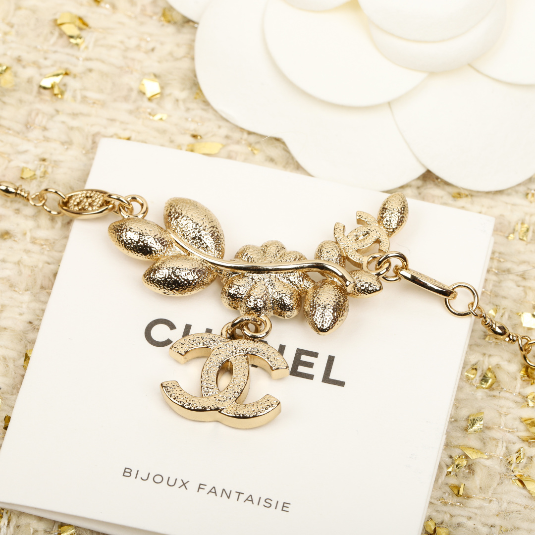 p188【我们出品】项链5100，手链4200，最爱的Vintage😍遇到绝对不能错过❗

【香奈儿麦穗手链】非常推荐！“流行稍纵即逝，风格永存”这就是Vintage的魅力！可遇而不可求这句话用在Ch@nel Vintage系列上是再合适不过了，ZP虽然是”二手货“，它并不代表陈旧，或者过时，相反，体现的是一种成熟的、历时不变的经典魅力，换句话说就是：以前能佩戴，现在佩戴，将来还能佩戴的复古饰品。So，一般遇到我喜欢的Vintage款式，二话不说，绝对会收藏，而且，就像投资一样，稳健升值的Vintage，你太值得拥有了[机智][机智][机智]这样一股浓烈的复古风，在现在看来确是特别得赋有现代的时尚感！