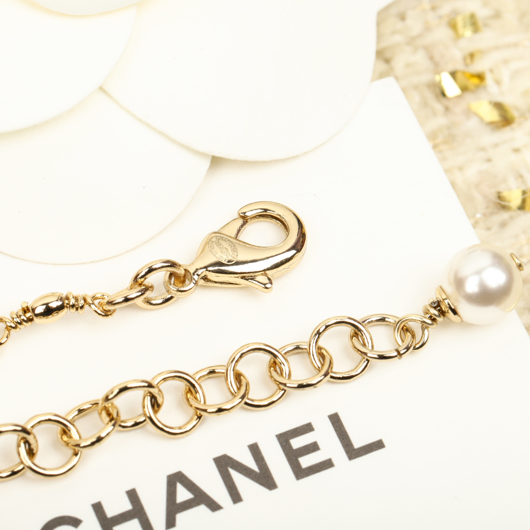 p188【我们出品】项链5100，手链4200，最爱的Vintage😍遇到绝对不能错过❗

【香奈儿麦穗手链】非常推荐！“流行稍纵即逝，风格永存”这就是Vintage的魅力！可遇而不可求这句话用在Ch@nel Vintage系列上是再合适不过了，ZP虽然是”二手货“，它并不代表陈旧，或者过时，相反，体现的是一种成熟的、历时不变的经典魅力，换句话说就是：以前能佩戴，现在佩戴，将来还能佩戴的复古饰品。So，一般遇到我喜欢的Vintage款式，二话不说，绝对会收藏，而且，就像投资一样，稳健升值的Vintage，你太值得拥有了[机智][机智][机智]这样一股浓烈的复古风，在现在看来确是特别得赋有现代的时尚感！