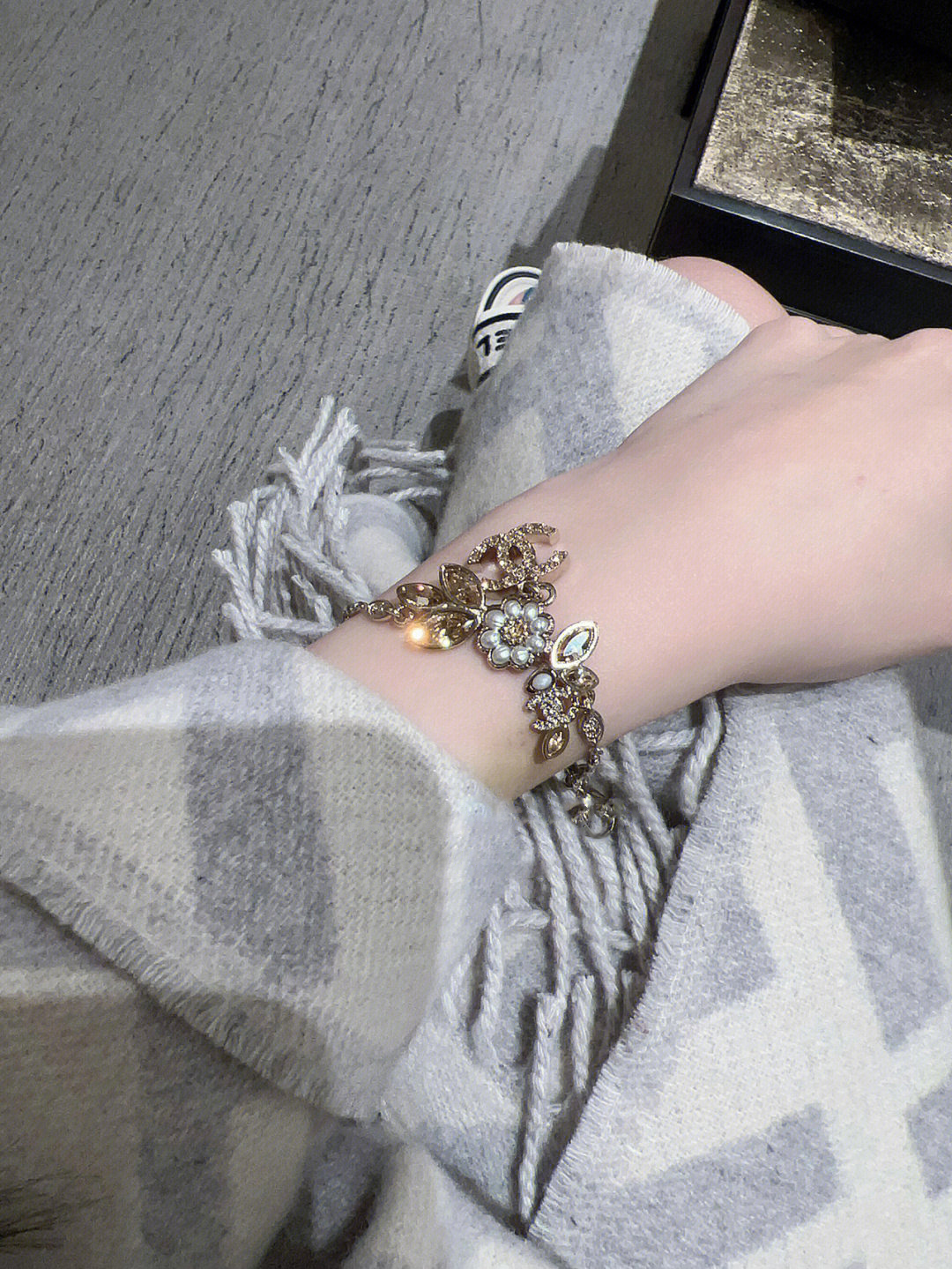 p188【我们出品】项链5100，手链4200，最爱的Vintage😍遇到绝对不能错过❗

【香奈儿麦穗手链】非常推荐！“流行稍纵即逝，风格永存”这就是Vintage的魅力！可遇而不可求这句话用在Ch@nel Vintage系列上是再合适不过了，ZP虽然是”二手货“，它并不代表陈旧，或者过时，相反，体现的是一种成熟的、历时不变的经典魅力，换句话说就是：以前能佩戴，现在佩戴，将来还能佩戴的复古饰品。So，一般遇到我喜欢的Vintage款式，二话不说，绝对会收藏，而且，就像投资一样，稳健升值的Vintage，你太值得拥有了[机智][机智][机智]这样一股浓烈的复古风，在现在看来确是特别得赋有现代的时尚感！