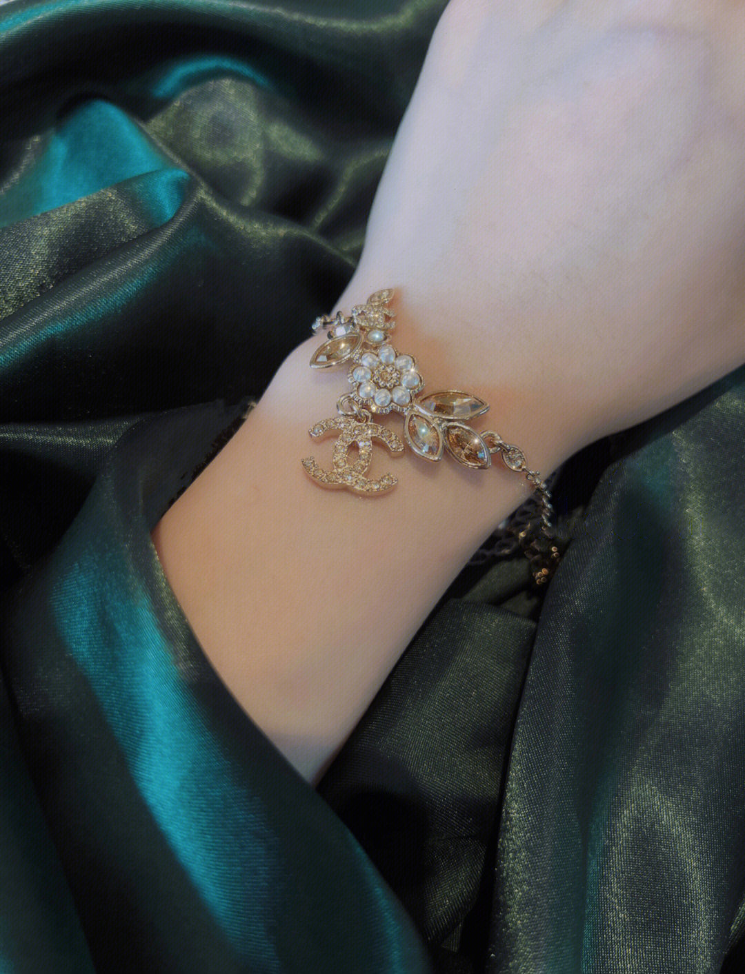 p188【我们出品】项链5100，手链4200，最爱的Vintage😍遇到绝对不能错过❗

【香奈儿麦穗手链】非常推荐！“流行稍纵即逝，风格永存”这就是Vintage的魅力！可遇而不可求这句话用在Ch@nel Vintage系列上是再合适不过了，ZP虽然是”二手货“，它并不代表陈旧，或者过时，相反，体现的是一种成熟的、历时不变的经典魅力，换句话说就是：以前能佩戴，现在佩戴，将来还能佩戴的复古饰品。So，一般遇到我喜欢的Vintage款式，二话不说，绝对会收藏，而且，就像投资一样，稳健升值的Vintage，你太值得拥有了[机智][机智][机智]这样一股浓烈的复古风，在现在看来确是特别得赋有现代的时尚感！