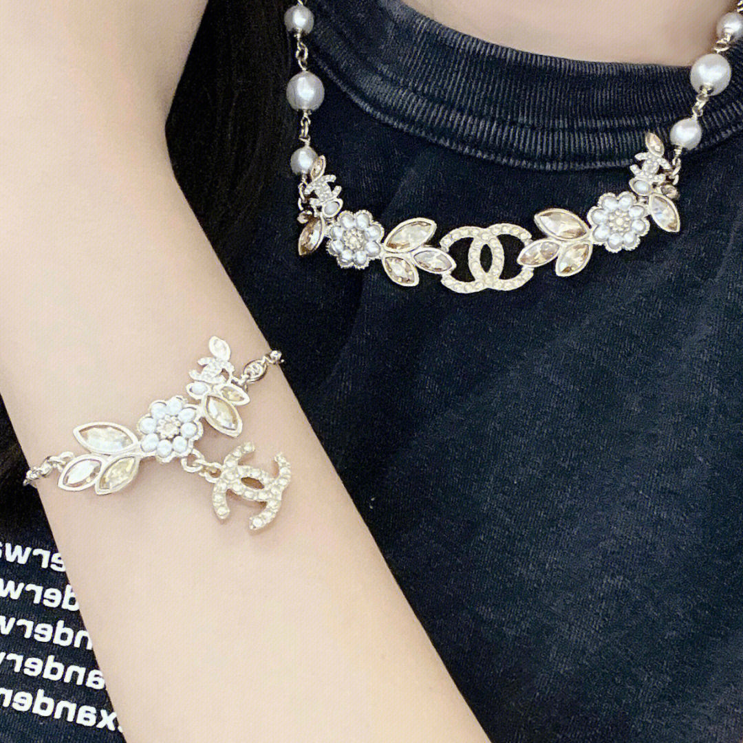 p188【我们出品】项链5100，手链4200，最爱的Vintage😍遇到绝对不能错过❗

【香奈儿麦穗手链】非常推荐！“流行稍纵即逝，风格永存”这就是Vintage的魅力！可遇而不可求这句话用在Ch@nel Vintage系列上是再合适不过了，ZP虽然是”二手货“，它并不代表陈旧，或者过时，相反，体现的是一种成熟的、历时不变的经典魅力，换句话说就是：以前能佩戴，现在佩戴，将来还能佩戴的复古饰品。So，一般遇到我喜欢的Vintage款式，二话不说，绝对会收藏，而且，就像投资一样，稳健升值的Vintage，你太值得拥有了[机智][机智][机智]这样一股浓烈的复古风，在现在看来确是特别得赋有现代的时尚感！