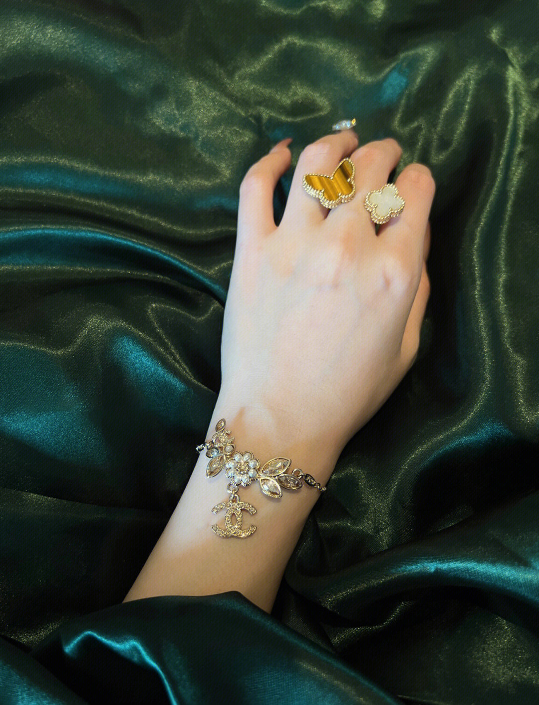 p188【我们出品】项链5100，手链4200，最爱的Vintage😍遇到绝对不能错过❗

【香奈儿麦穗手链】非常推荐！“流行稍纵即逝，风格永存”这就是Vintage的魅力！可遇而不可求这句话用在Ch@nel Vintage系列上是再合适不过了，ZP虽然是”二手货“，它并不代表陈旧，或者过时，相反，体现的是一种成熟的、历时不变的经典魅力，换句话说就是：以前能佩戴，现在佩戴，将来还能佩戴的复古饰品。So，一般遇到我喜欢的Vintage款式，二话不说，绝对会收藏，而且，就像投资一样，稳健升值的Vintage，你太值得拥有了[机智][机智][机智]这样一股浓烈的复古风，在现在看来确是特别得赋有现代的时尚感！