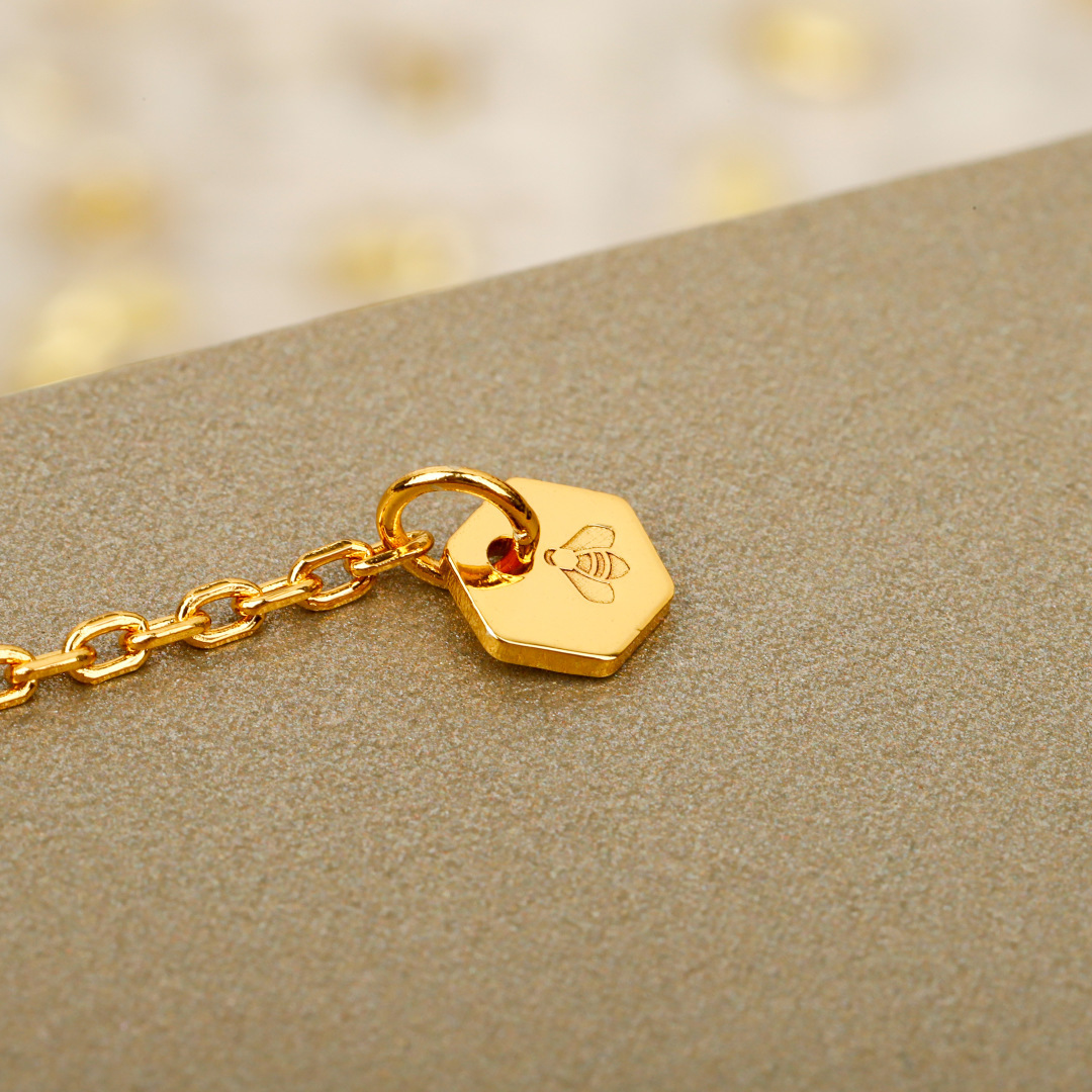 &yen; 180【我们出品】蜜蜂项链 ，可订做真金真钻，只做对版ZP真金货，Pk市面各种金货❗️量大咨询客Fu

Bee My Love爱&middot;巢系列的蜜蜂如同阳光般光芒四溢，绽放栩栩如生的魅力。每一处饰面皆使蜜蜂更显生动逼真： 蜜蜂的身体以细腻精湛的工艺雕刻，使图案真实迷人，仿效蓬松的绒毛触感，令人倍感怜爱。钻石经过精心铺镶，赋予作品更加深邃的层次感，使蜜蜂彷佛跃然眼前。 经典之作镶嵌两颗钻石，散发精美绝伦的耀目光彩。通体采用925银，厚金电镀，保色程度更久。