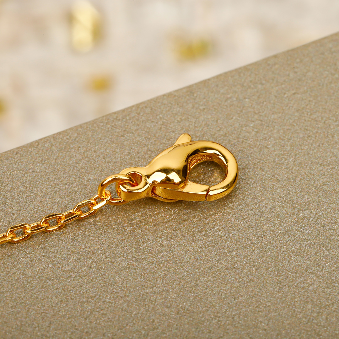 &yen; 180【我们出品】蜜蜂项链 ，可订做真金真钻，只做对版ZP真金货，Pk市面各种金货❗️量大咨询客Fu

Bee My Love爱&middot;巢系列的蜜蜂如同阳光般光芒四溢，绽放栩栩如生的魅力。每一处饰面皆使蜜蜂更显生动逼真： 蜜蜂的身体以细腻精湛的工艺雕刻，使图案真实迷人，仿效蓬松的绒毛触感，令人倍感怜爱。钻石经过精心铺镶，赋予作品更加深邃的层次感，使蜜蜂彷佛跃然眼前。 经典之作镶嵌两颗钻石，散发精美绝伦的耀目光彩。通体采用925银，厚金电镀，保色程度更久。