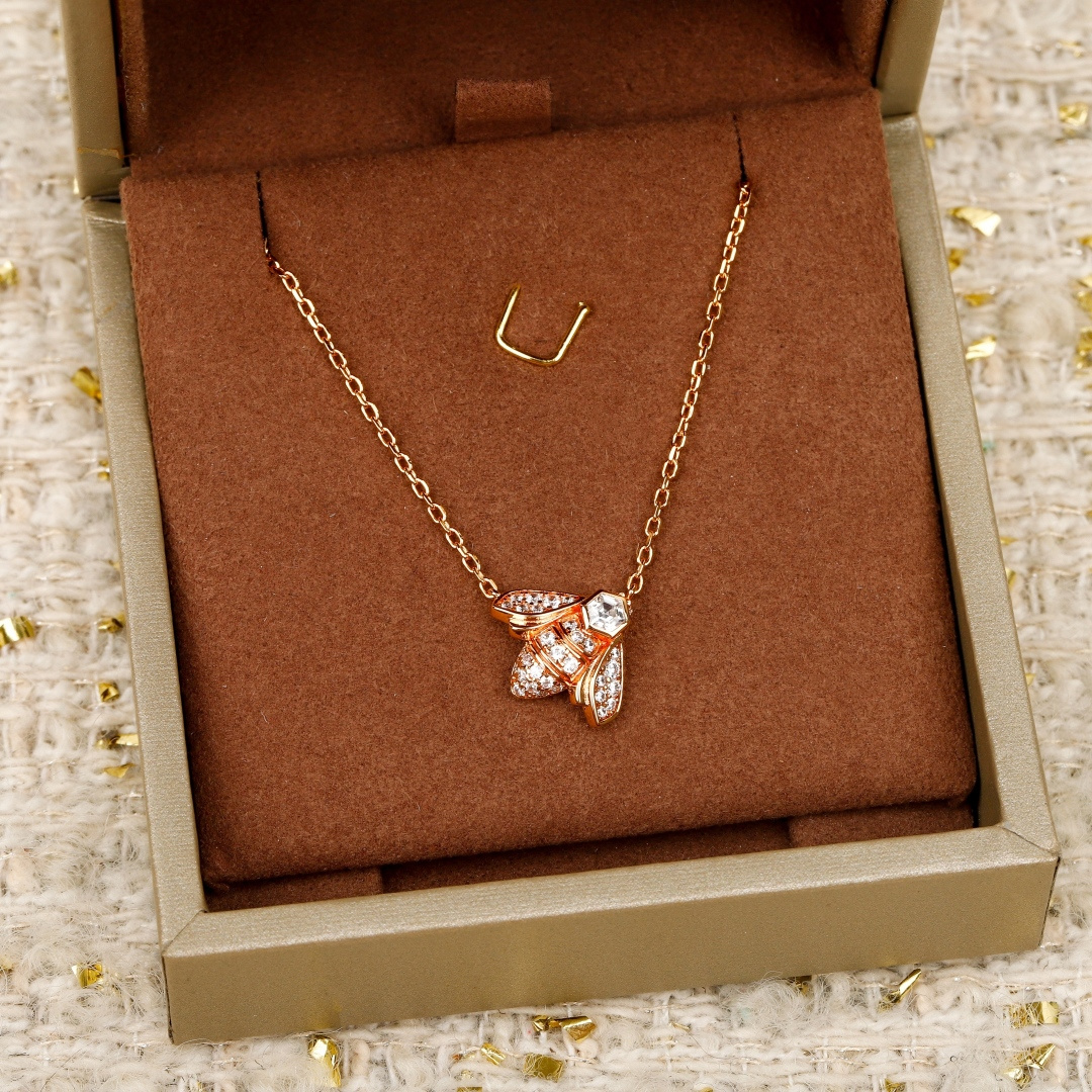&yen; 180【我们出品】蜜蜂项链 ，可订做真金真钻，只做对版ZP真金货，Pk市面各种金货❗️量大咨询客Fu

Bee My Love爱&middot;巢系列的蜜蜂如同阳光般光芒四溢，绽放栩栩如生的魅力。每一处饰面皆使蜜蜂更显生动逼真： 蜜蜂的身体以细腻精湛的工艺雕刻，使图案真实迷人，仿效蓬松的绒毛触感，令人倍感怜爱。钻石经过精心铺镶，赋予作品更加深邃的层次感，使蜜蜂彷佛跃然眼前。 经典之作镶嵌两颗钻石，散发精美绝伦的耀目光彩。通体采用925银，厚金电镀，保色程度更久。