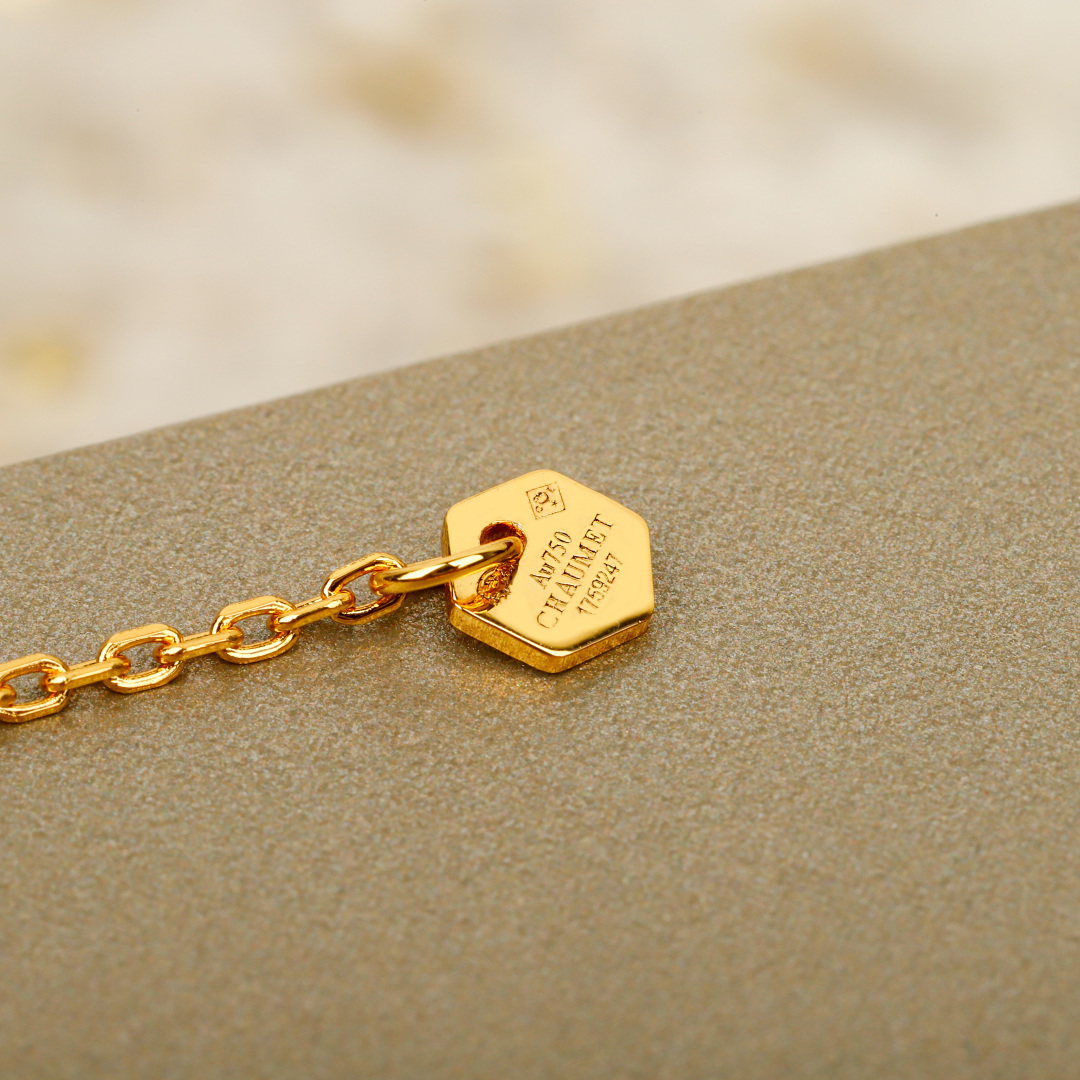 &yen; 180【我们出品】蜜蜂项链 ，可订做真金真钻，只做对版ZP真金货，Pk市面各种金货❗️量大咨询客Fu

Bee My Love爱&middot;巢系列的蜜蜂如同阳光般光芒四溢，绽放栩栩如生的魅力。每一处饰面皆使蜜蜂更显生动逼真： 蜜蜂的身体以细腻精湛的工艺雕刻，使图案真实迷人，仿效蓬松的绒毛触感，令人倍感怜爱。钻石经过精心铺镶，赋予作品更加深邃的层次感，使蜜蜂彷佛跃然眼前。 经典之作镶嵌两颗钻石，散发精美绝伦的耀目光彩。通体采用925银，厚金电镀，保色程度更久。