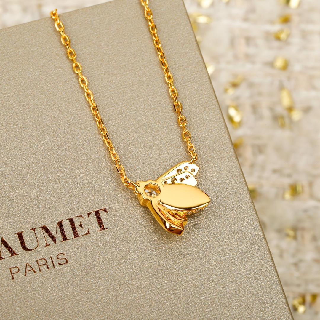 &yen; 180【我们出品】蜜蜂项链 ，可订做真金真钻，只做对版ZP真金货，Pk市面各种金货❗️量大咨询客Fu

Bee My Love爱&middot;巢系列的蜜蜂如同阳光般光芒四溢，绽放栩栩如生的魅力。每一处饰面皆使蜜蜂更显生动逼真： 蜜蜂的身体以细腻精湛的工艺雕刻，使图案真实迷人，仿效蓬松的绒毛触感，令人倍感怜爱。钻石经过精心铺镶，赋予作品更加深邃的层次感，使蜜蜂彷佛跃然眼前。 经典之作镶嵌两颗钻石，散发精美绝伦的耀目光彩。通体采用925银，厚金电镀，保色程度更久。