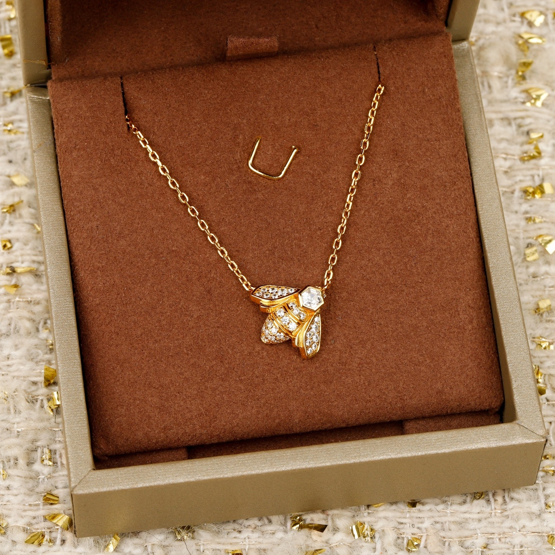&yen; 180【我们出品】蜜蜂项链 ，可订做真金真钻，只做对版ZP真金货，Pk市面各种金货❗️量大咨询客Fu

Bee My Love爱&middot;巢系列的蜜蜂如同阳光般光芒四溢，绽放栩栩如生的魅力。每一处饰面皆使蜜蜂更显生动逼真： 蜜蜂的身体以细腻精湛的工艺雕刻，使图案真实迷人，仿效蓬松的绒毛触感，令人倍感怜爱。钻石经过精心铺镶，赋予作品更加深邃的层次感，使蜜蜂彷佛跃然眼前。 经典之作镶嵌两颗钻石，散发精美绝伦的耀目光彩。通体采用925银，厚金电镀，保色程度更久。